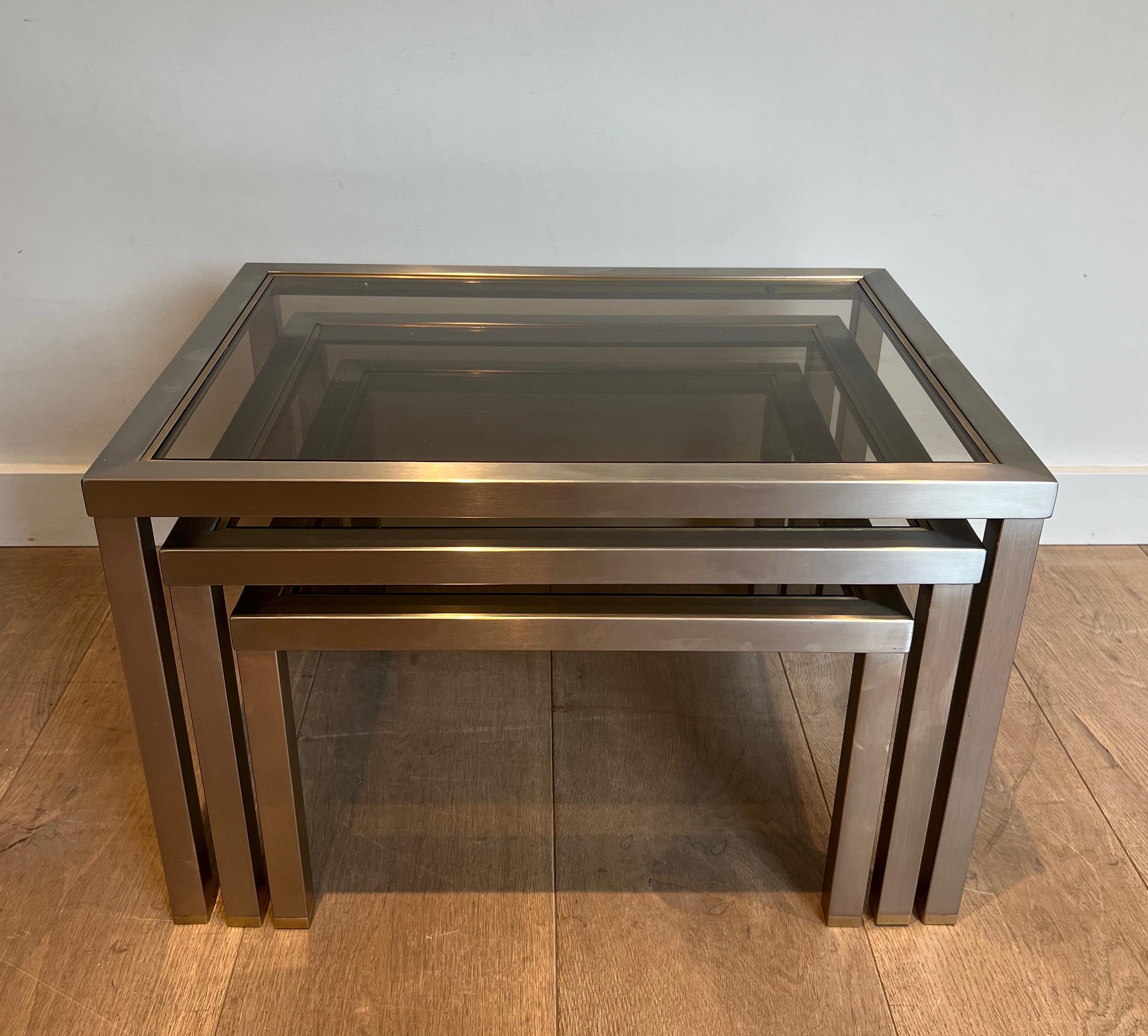 Set of 3 Brushed Steel and Brass Nesting Tables Attributed to Guy Lefèvre In Good Condition For Sale In Marcq-en-Barœul, Hauts-de-France