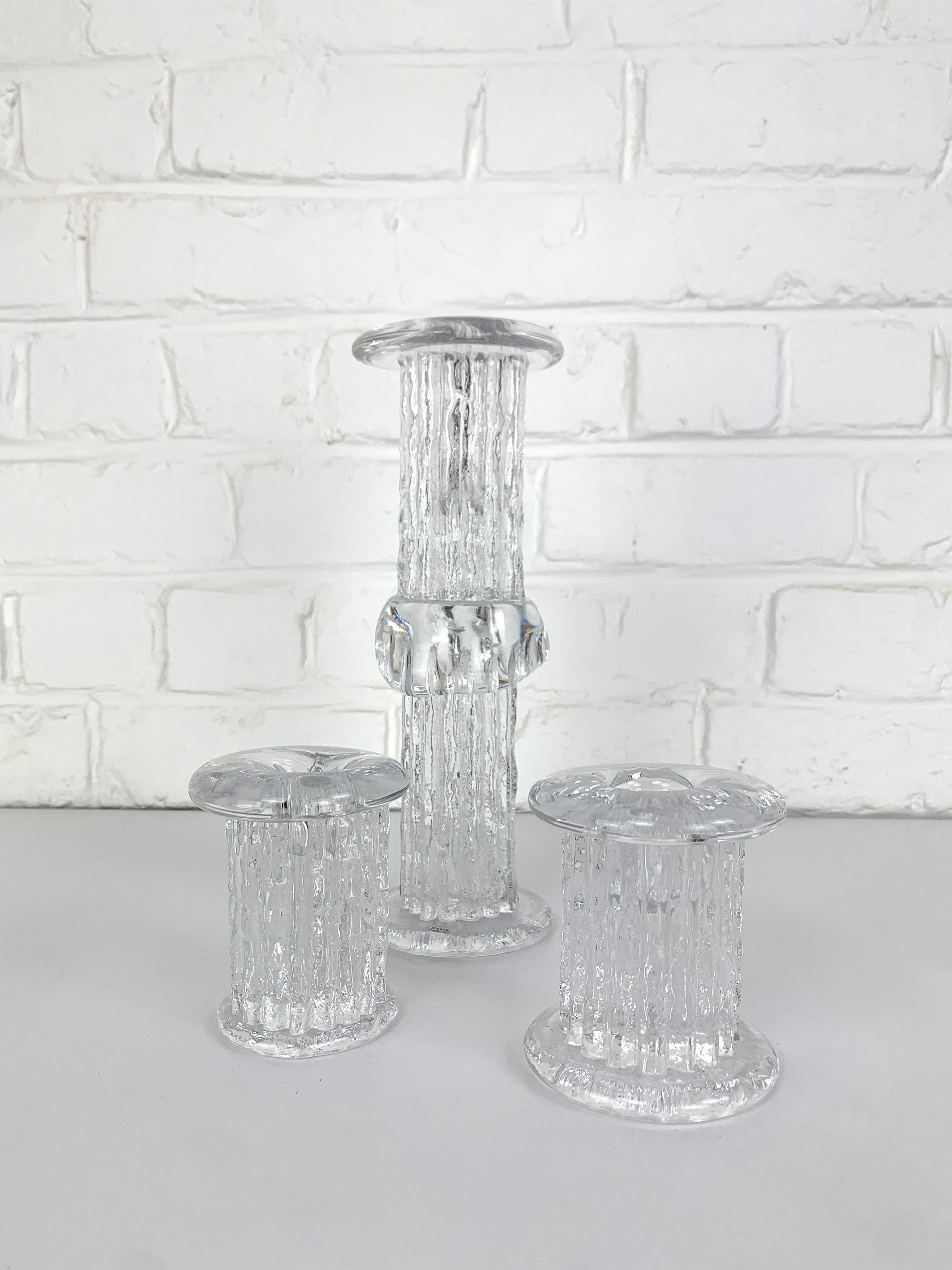 Portacandele in cristallo, design di Göran Warff per Kosta Boda, Svezia, anni Settanta. Set di 3. Uno dei candelieri è marcato 