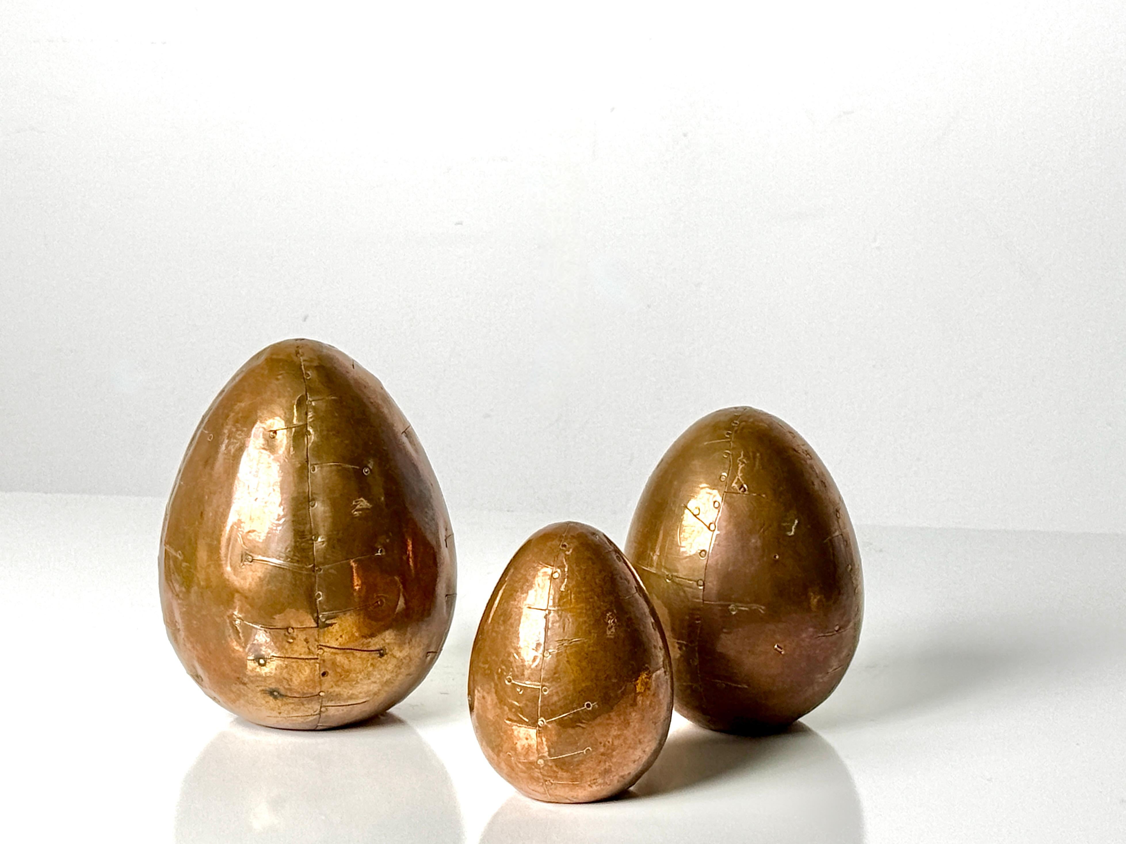 Set of 3 Brutalist Modern Copper and Brass Patchwork Decorative Egg Sculptures In Good Condition For Sale In Troy, MI