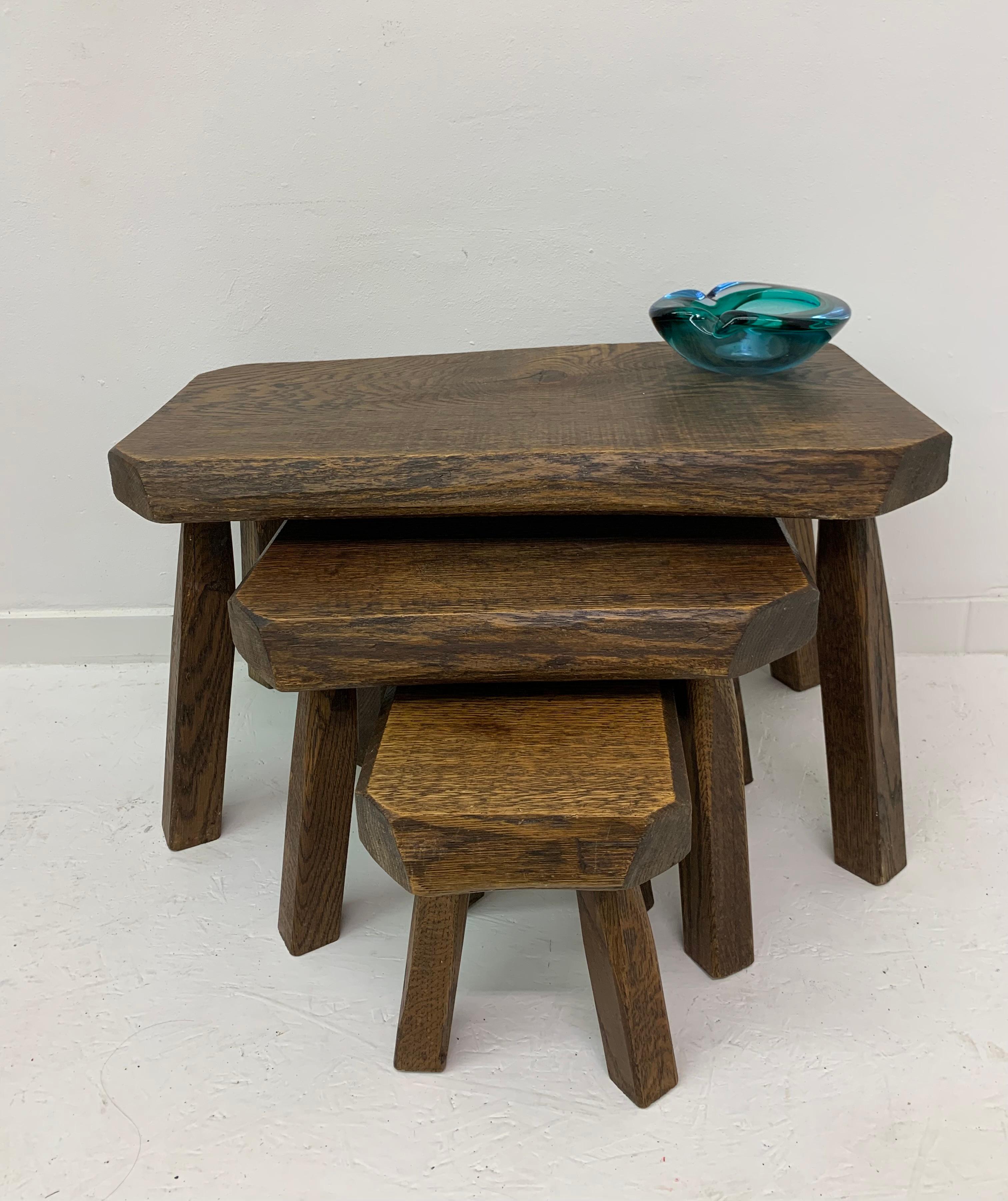 Ensemble de 3 tables gigognes brutalistes en bois de chêne, années 1970