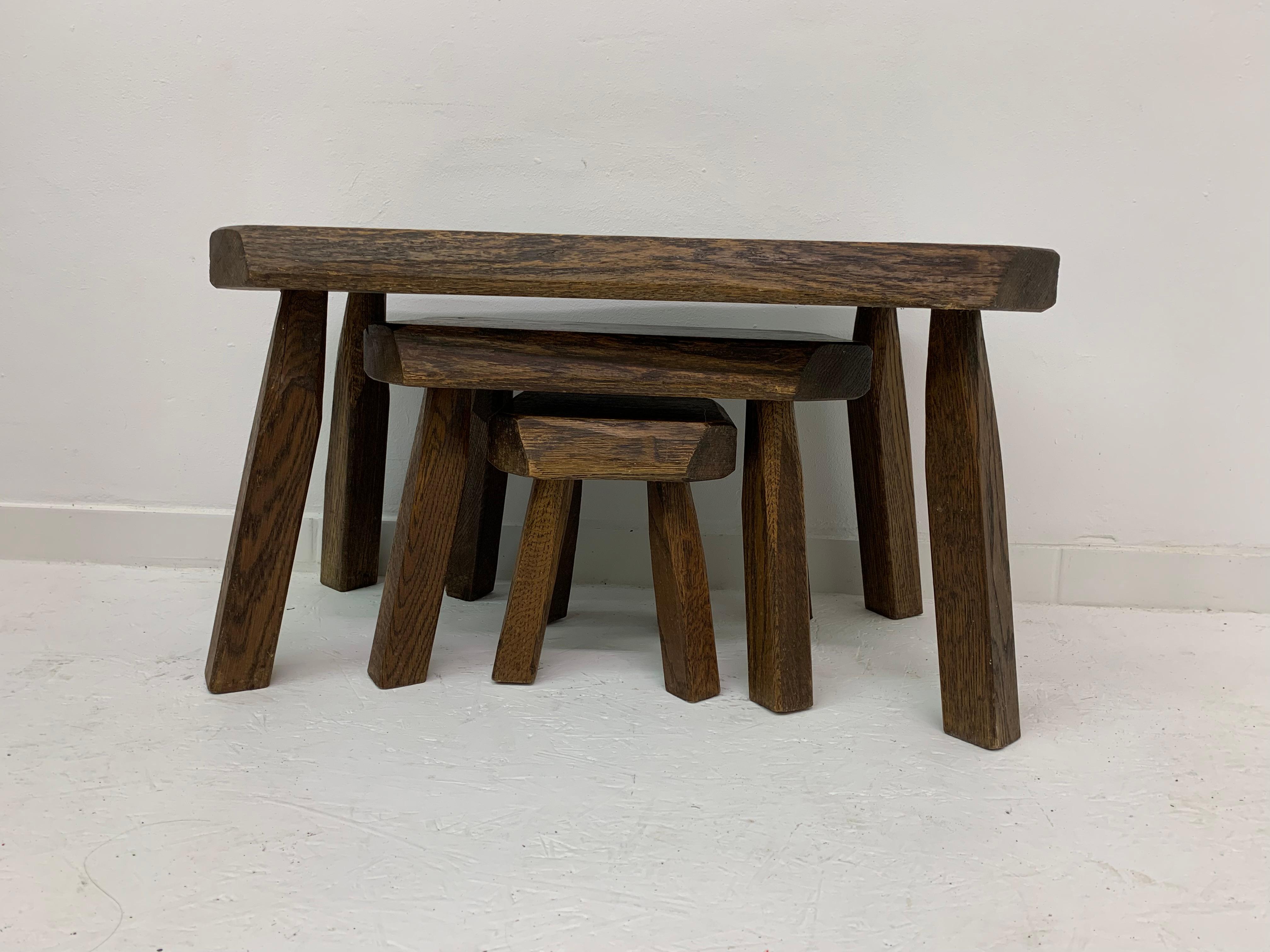 Chêne Ensemble de 3 tables gigognes brutalistes en Oak Wood, années 1970 en vente