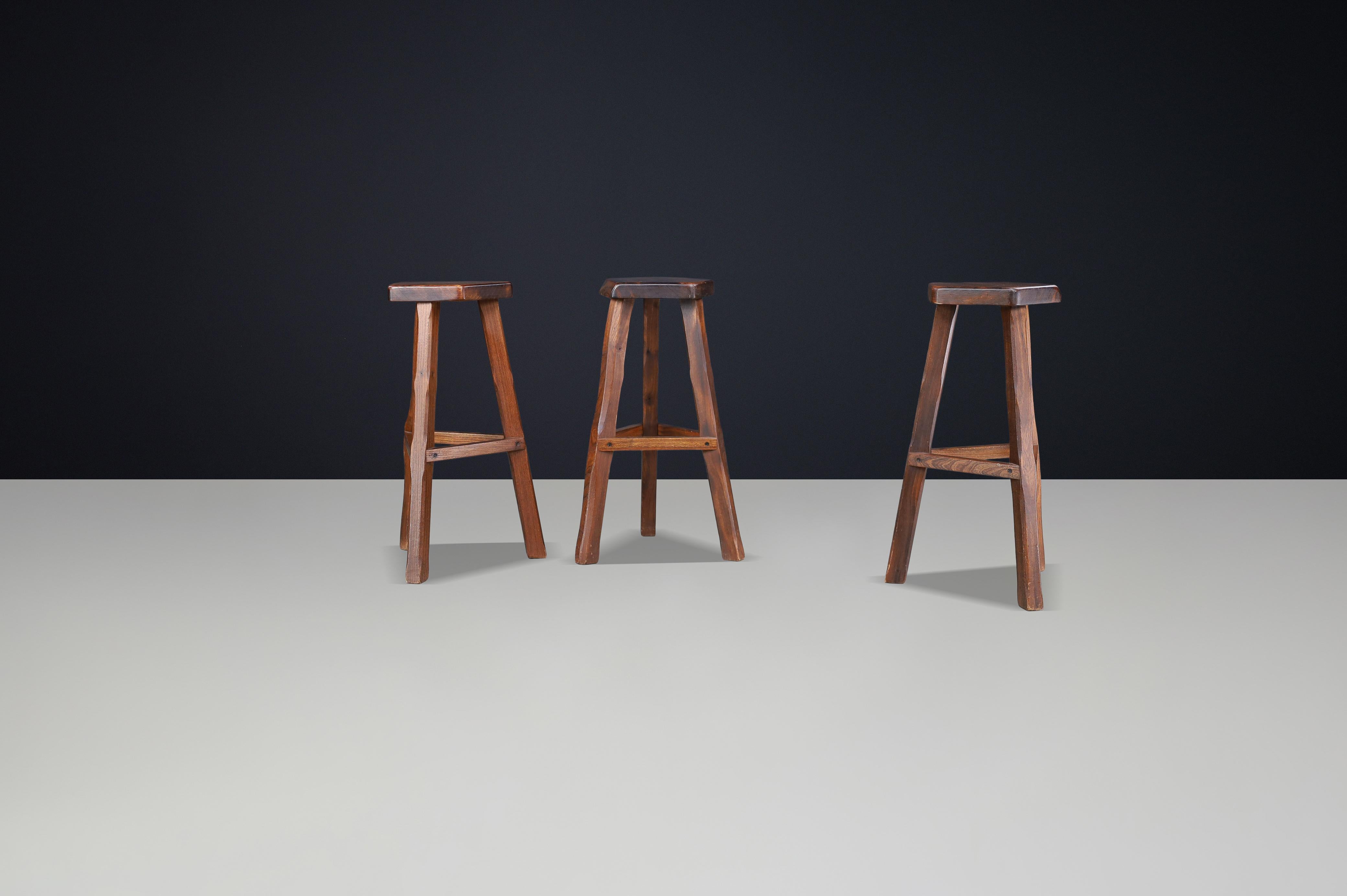Ensemble de 3 tabourets de bar brutalistes en bois d'orme d'Olavi Hänninen, Finlande, années 1960 en vente 5