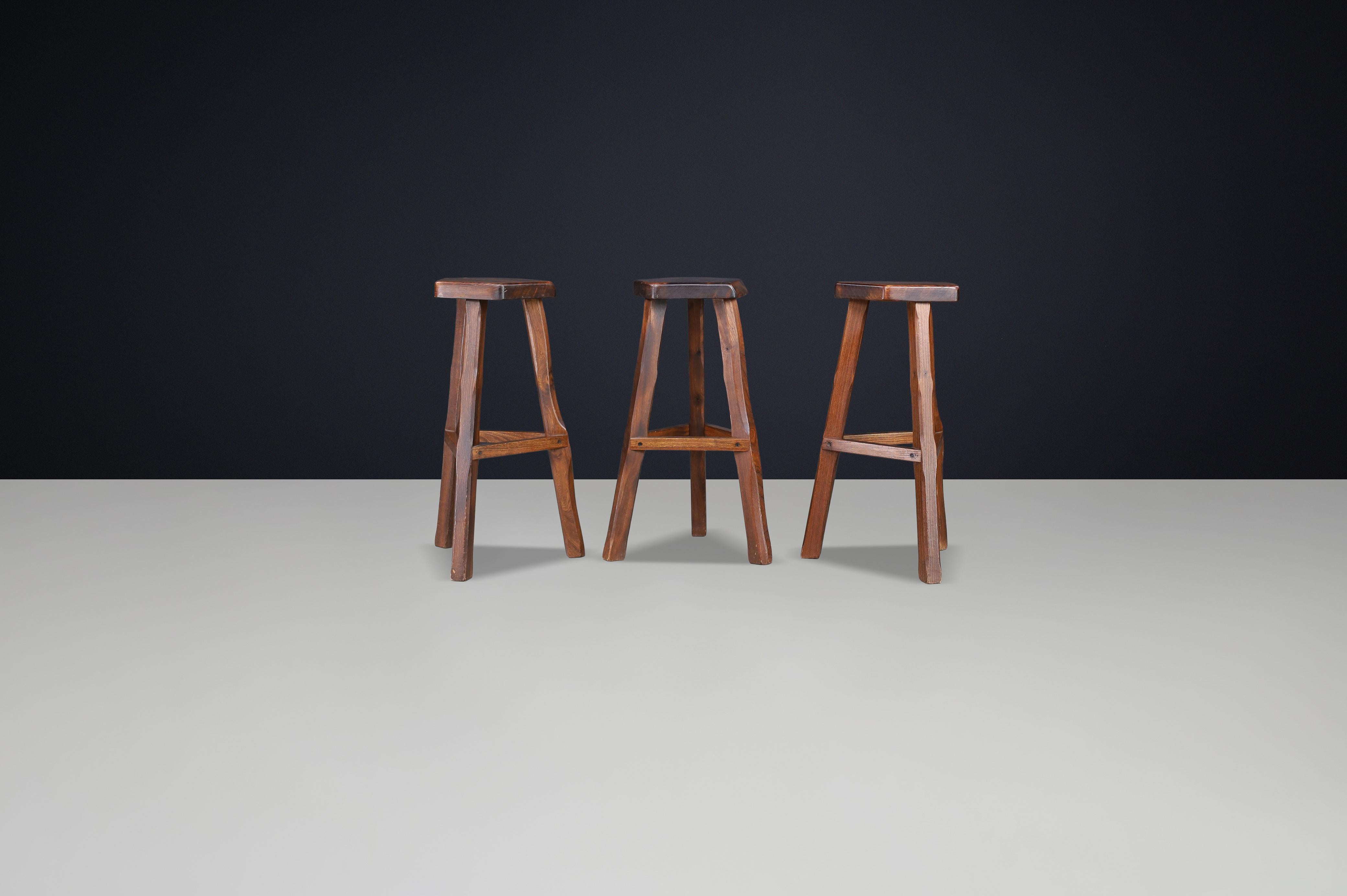 Ensemble de 3 tabourets de bar brutalistes en bois d'orme d'Olavi Hänninen, Finlande, années 1960

Ce rare ensemble de trois tabourets de bar brutalistes du designer finlandais Olavi Hänninen date des années 1960 et met en évidence son langage de