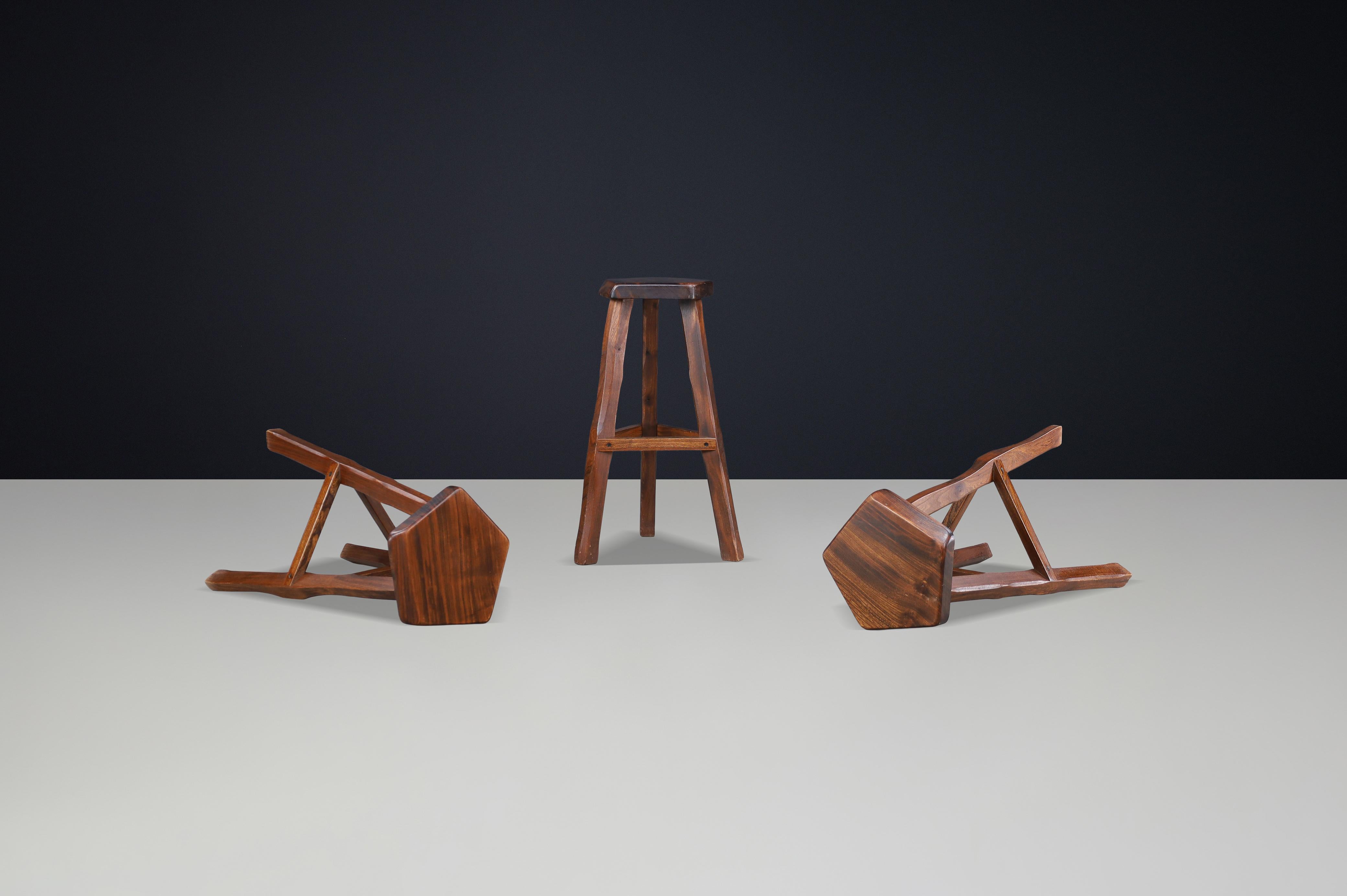 Finlandais Ensemble de 3 tabourets de bar brutalistes en bois d'orme d'Olavi Hänninen, Finlande, années 1960 en vente
