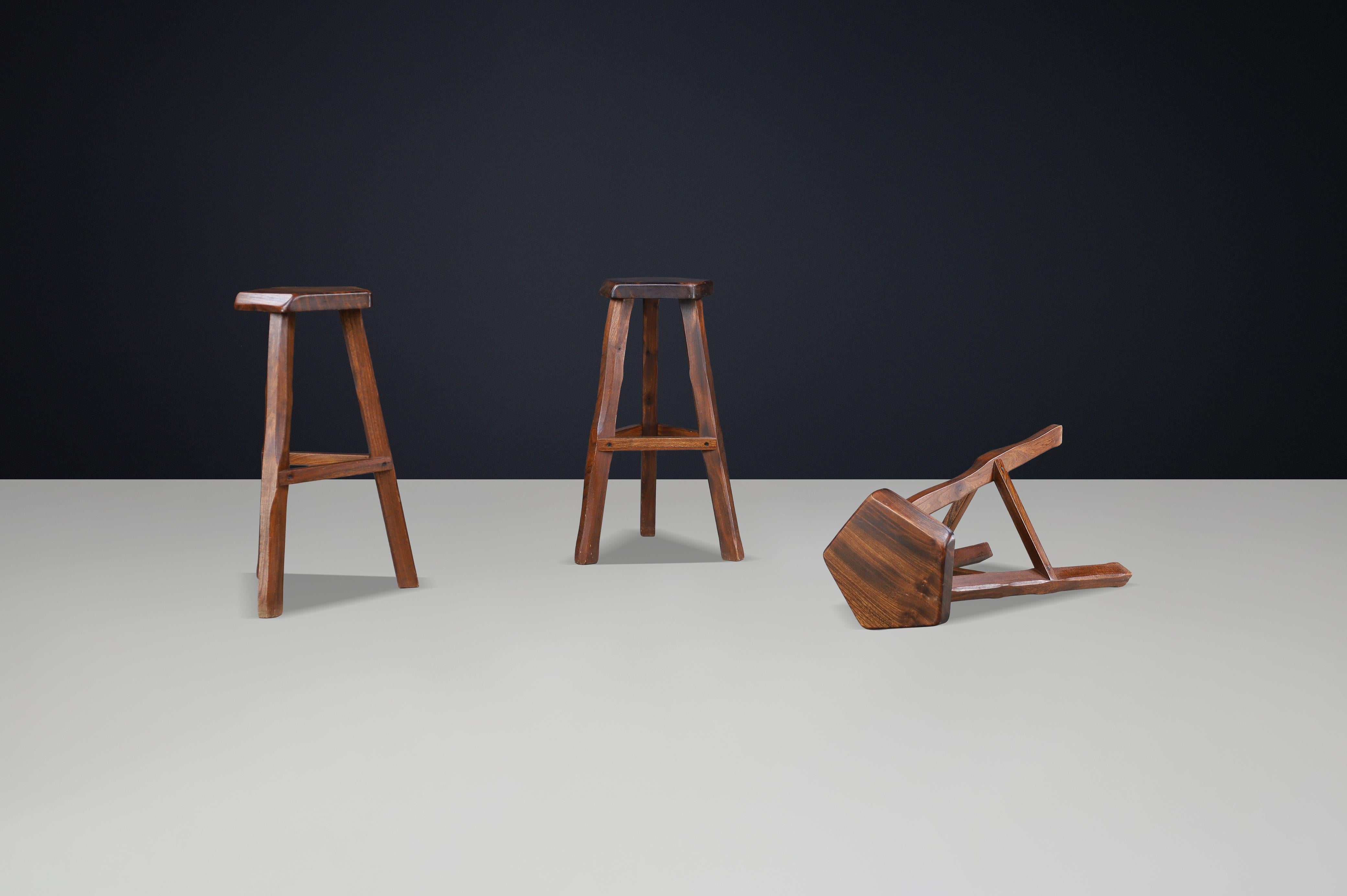 Orme Ensemble de 3 tabourets de bar brutalistes en bois d'orme d'Olavi Hänninen, Finlande, années 1960 en vente