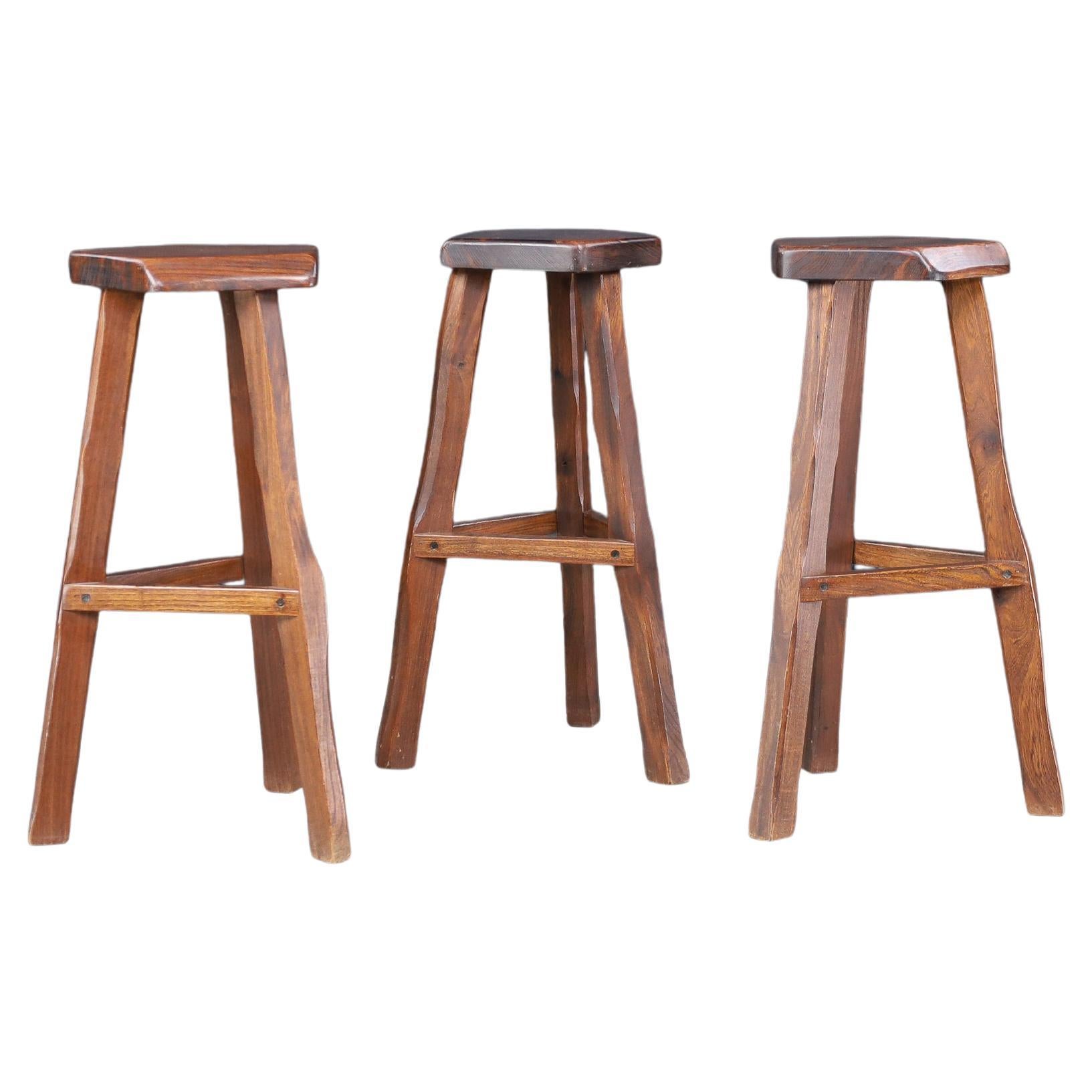 Ensemble de 3 tabourets de bar brutalistes en bois d'orme d'Olavi Hänninen, Finlande, années 1960