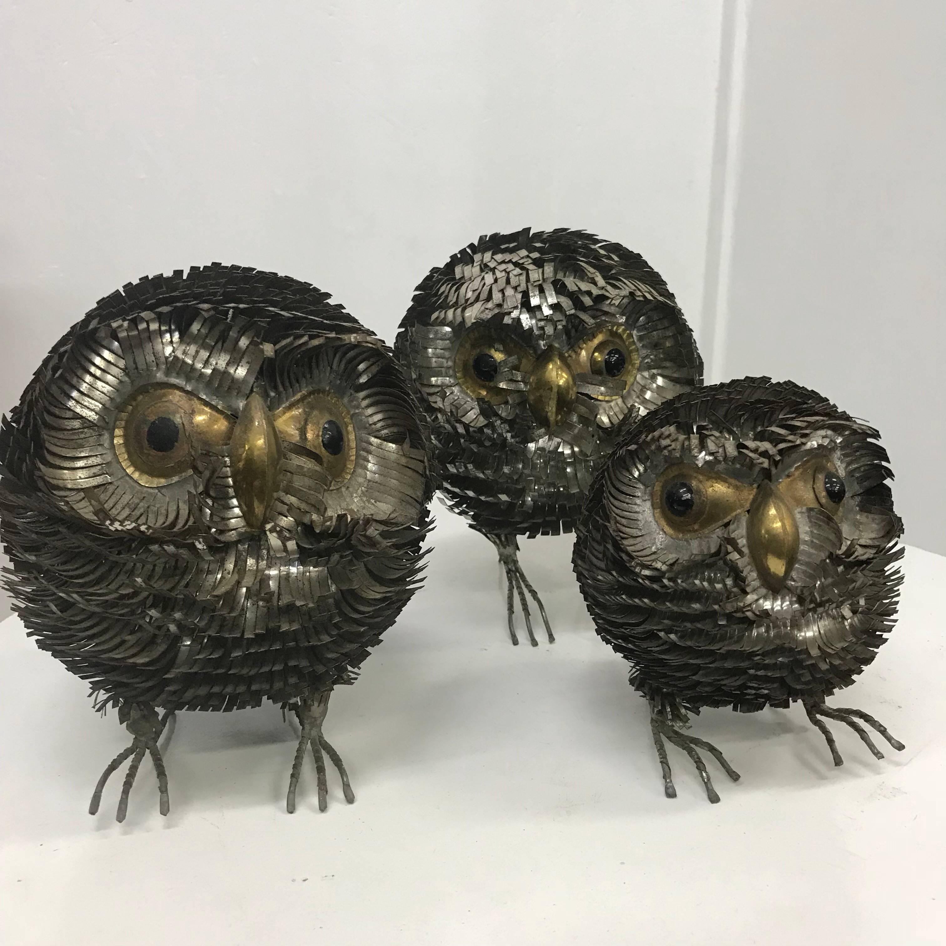 For your consideration a beautiful set of three hand-sculpted Brutalist owls.
After Sergio Bustamante.
Mexico, circa 1960s.
Measure: 6 1/2