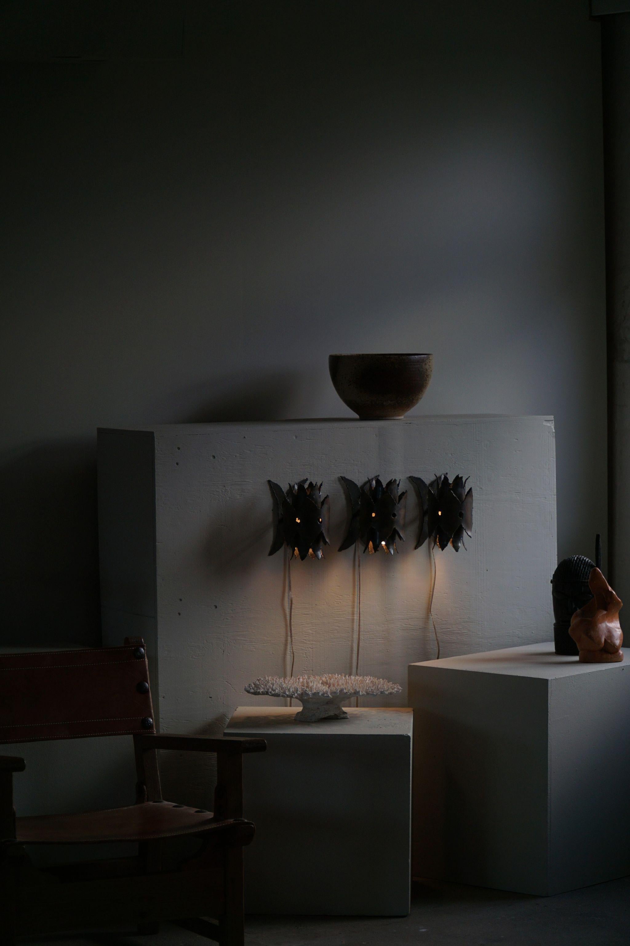 Satz von 3 dänischen modernen brutalistischen Wandlampen aus Eisen, hergestellt im Stil von Svend Aage Holm Sørensen in den 1960er Jahren.
Die eisernen Blütenblätter werden mit dem Brennschneider geschnitten und mit Säure behandelt - Holm Sørensens