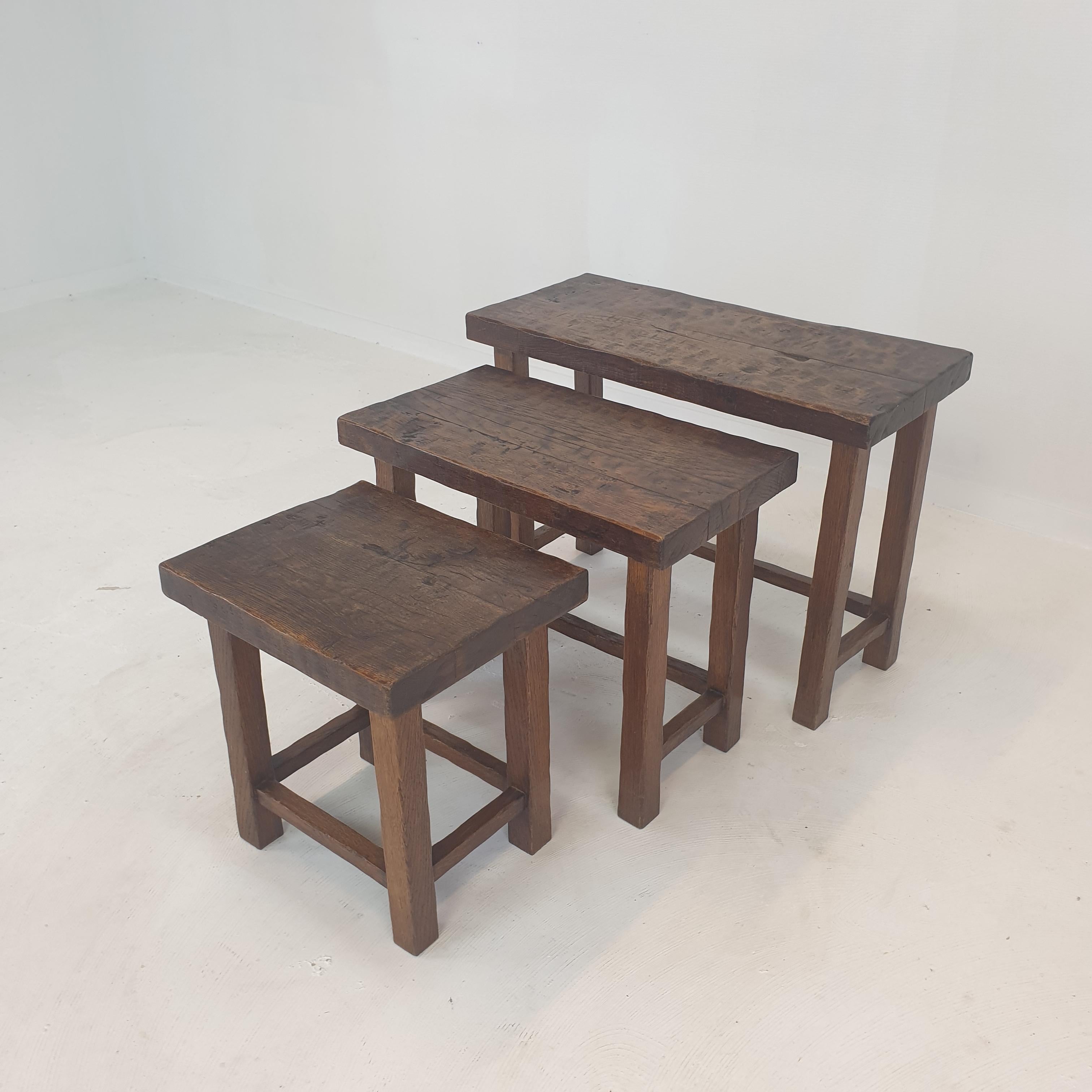 Très bel ensemble de 3 tables basses ou gigognes, années 1960.
Les tables ont toutes une taille différente pour qu'elles s'emboîtent les unes dans les autres.

Cet ensemble brutaliste est fabriqué à la main en bois de chêne.