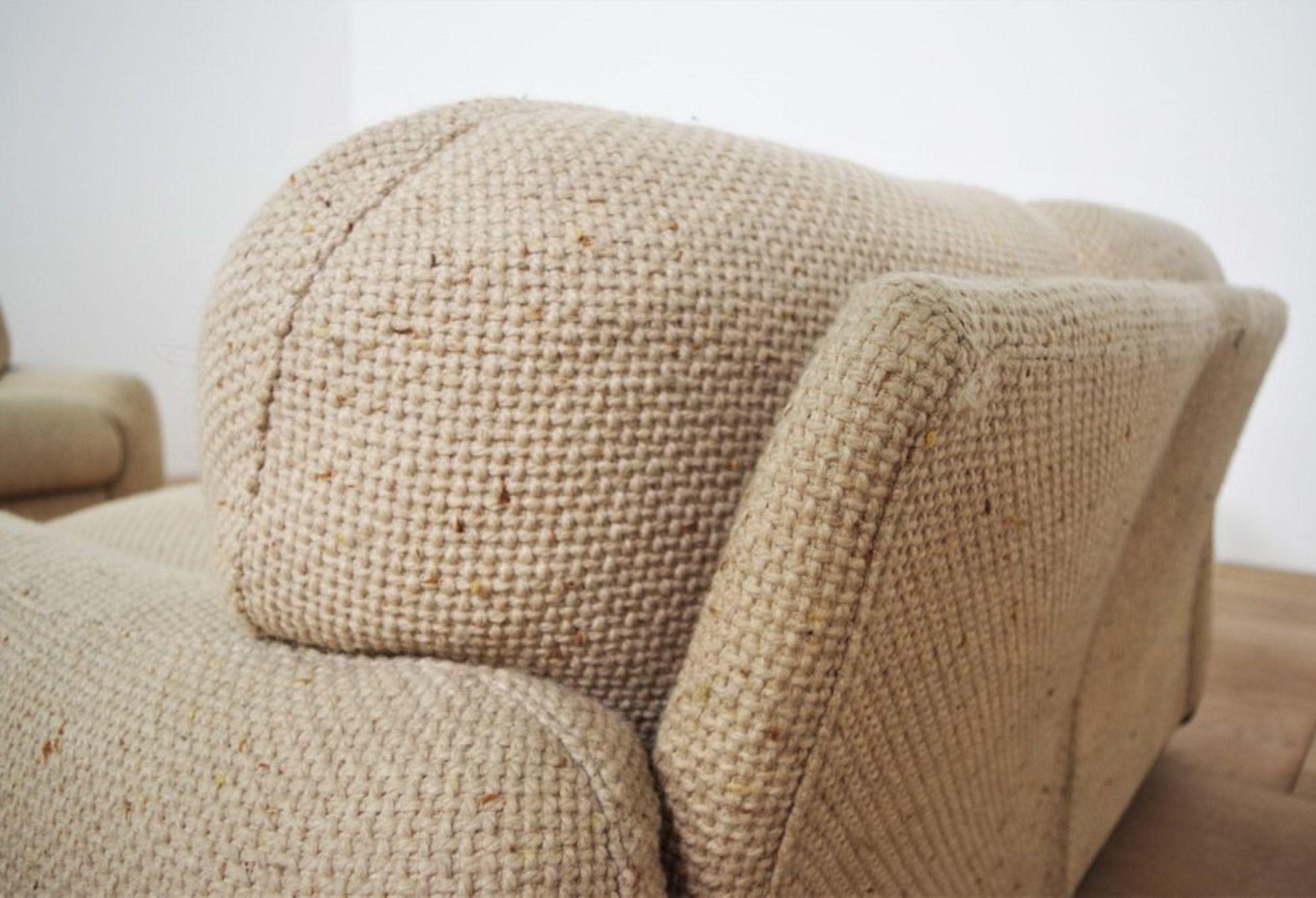 Set of 3 Busnelli Wool Sofas and Armchair – 1970s
Immerse yourself in the timeless elegance of Italian design with this set of three Busnelli seating pieces from the 1970s. The set includes two sofas and one armchair, featuring a soft and enveloping