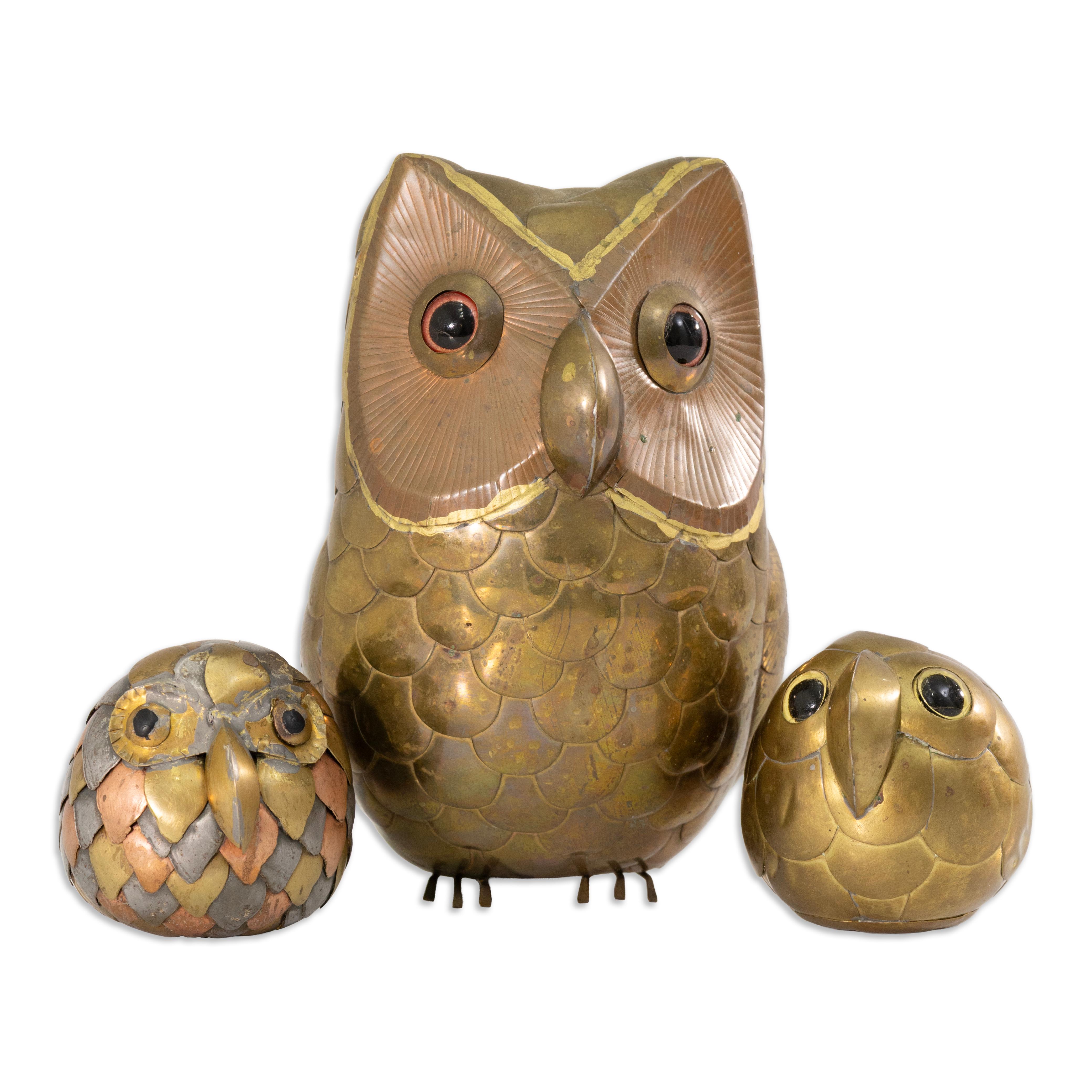 This charming set of three owl sculptures in the style of Sergio Bustamante features beautifully detailed craftsmanship and expressive design. Each owl showcases a unique personality, with layered textures and sculptural detailing that highlight