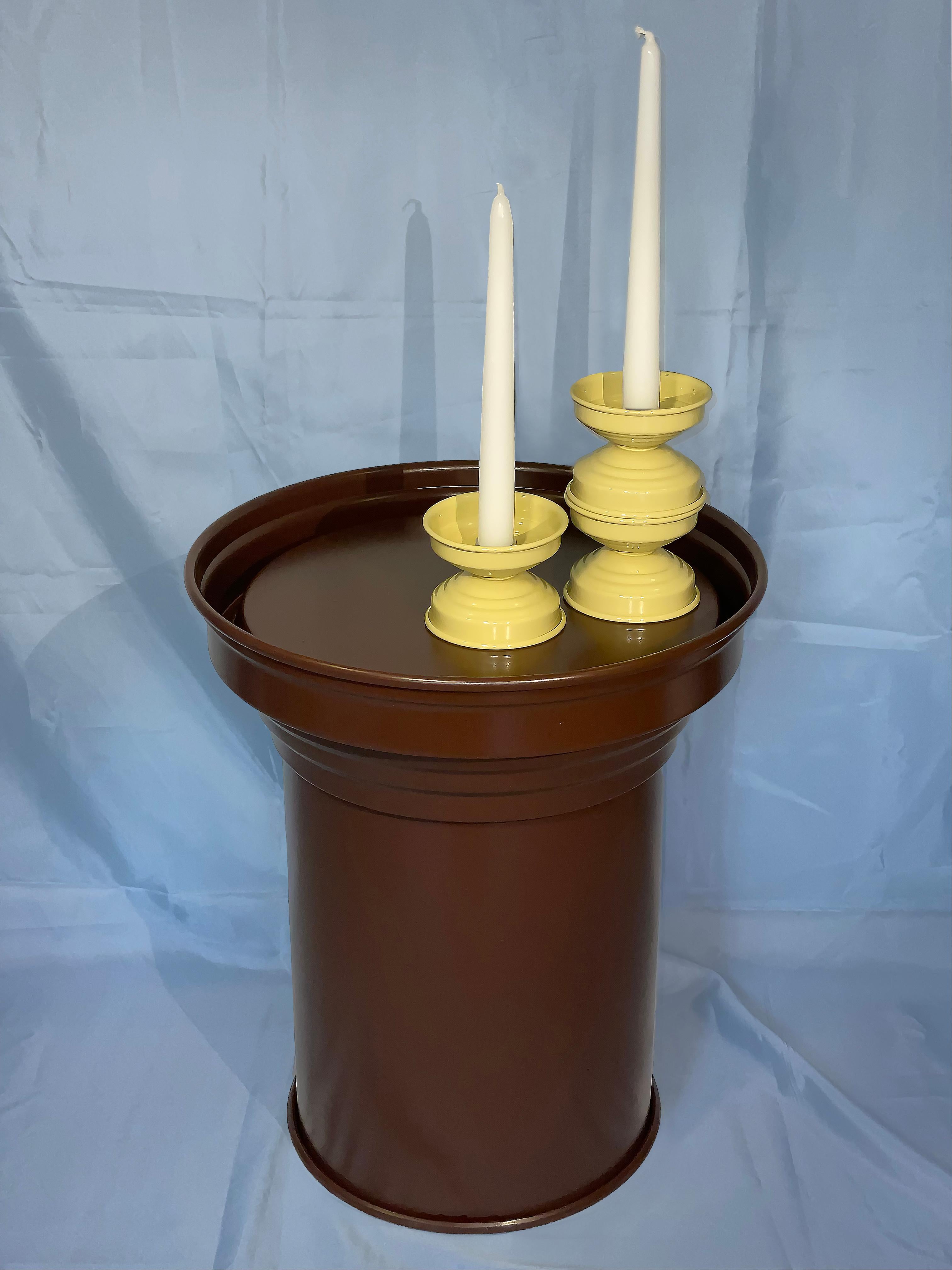 This set of 3 glossy Butter candlesticks by Caspal features a clean, sculptural silhouette in hand-painted aluminum. Standing 15 cm tall, each piece is coated in a luminous Butter gloss finish that reflects light warmly, adding visual interest and