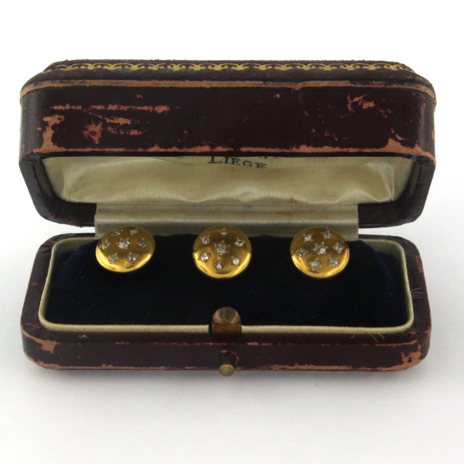 Set of 3 buttons set with old mine cut diamond 0.30 ct, in authentic jewelery box

detailed description

the top of a drill button is 1.0 cm, the back has a diameter of 7.6 mm

Total weight 5.8 grams

put with

- 21 x 1.3 mm - 2.0 mm old mine cut