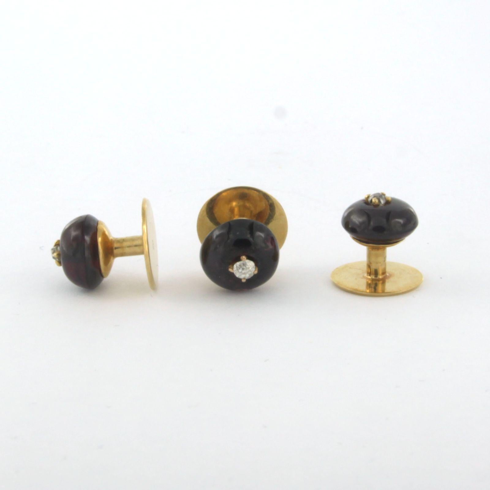 Set of 3 collar buttons set with garnet and diamond 0.10 ct, in authentic jewelry box

detailed description

the top of a drill knot is 8.0 mm, the back has a diameter of 9.0 mm

Total weight 4.0 grams

set with

- 3 x 8.0 mm bead cut garnet

color: