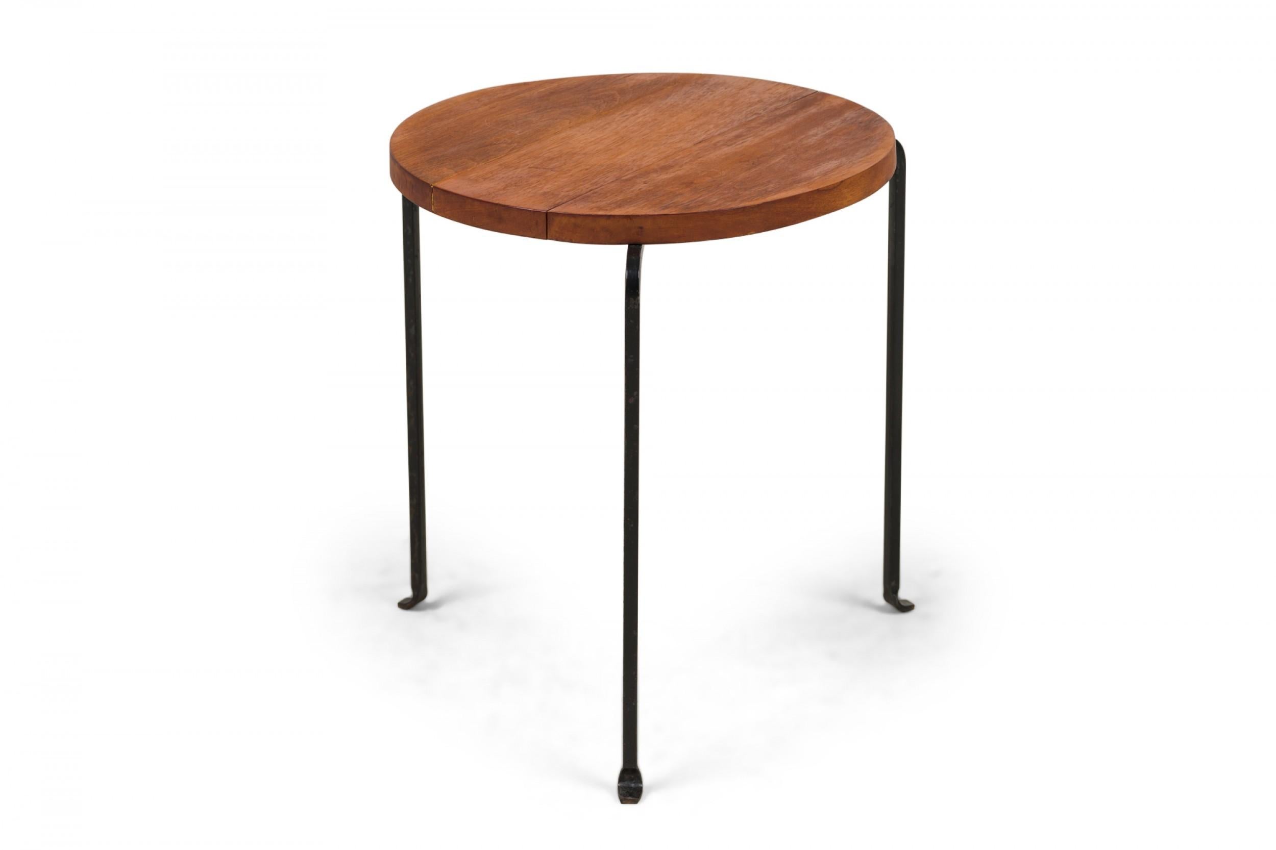 SET de 3 tabourets empilables américains du milieu du siècle avec une assise circulaire en bouleau sur une base à trois pieds en fer forgé avec des pieds recourbés. Les tabourets peuvent être empilés proprement lorsqu'ils ne sont pas utilisés.