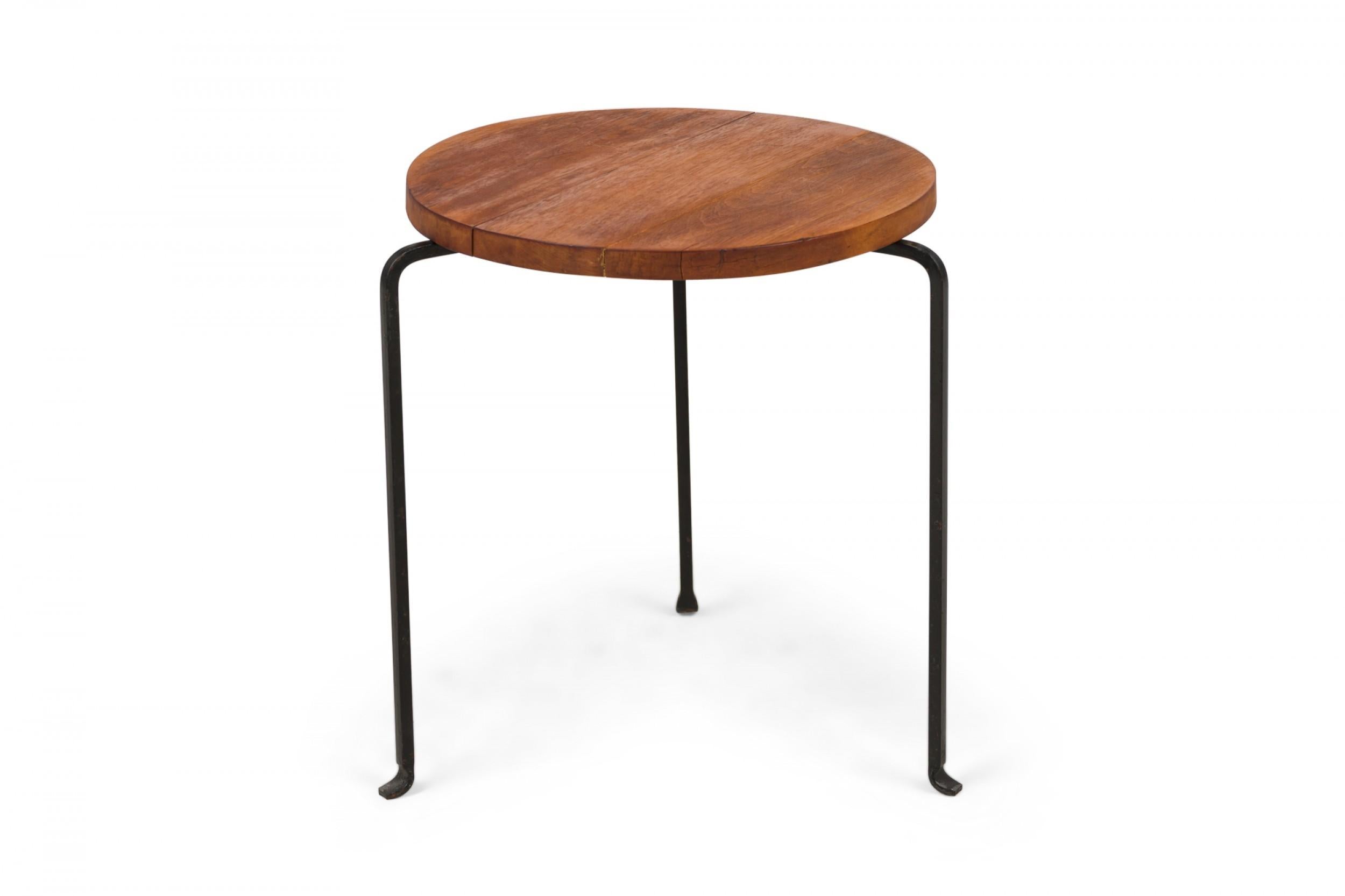 20ième siècle Ensemble de 3 tabourets empilables en fer forgé et bouleau de conception californienne en vente