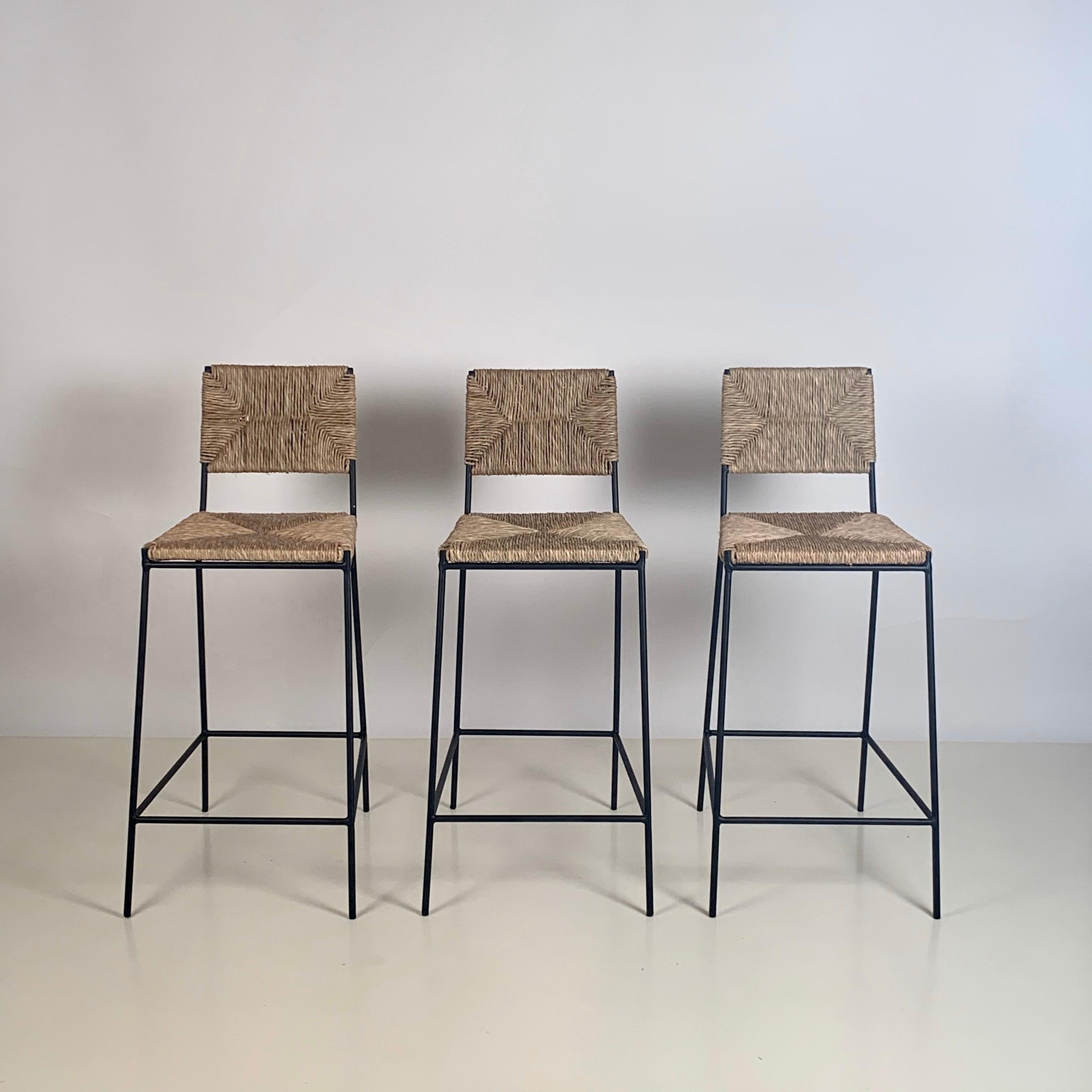 3er Set 'Campagne' Hocker von Design Frères.

Schicke Kombination aus schlanken, aber robusten und stabilen pulverbeschichteten Stahlrahmen mit handgeflochtenen Binsen-Sitzflächen und -Rückenlehnen. Zusätzliche Stütze unter dem Binsen-Sitz für