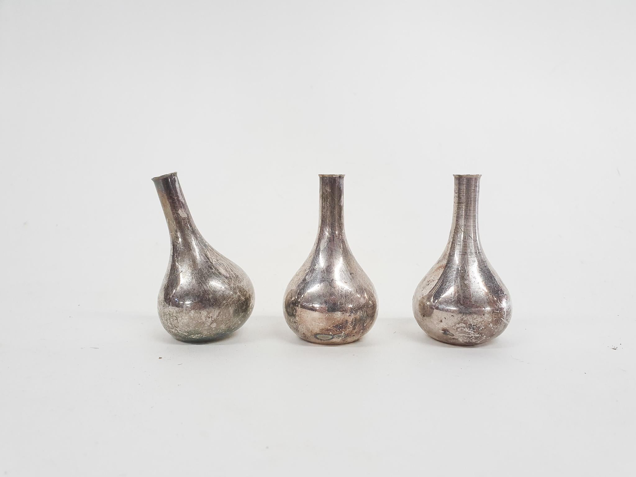 Drei kleine silberne Kerzenhalter, entworfen von Jens H. Quistgaard für Dansk Design. 2 haben einen geraden Hals, einer hat einen schrägen Hals.
Markiert am Boden