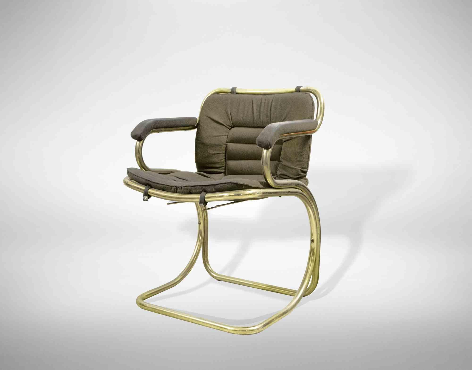 Ensemble de 3 chaises Cantilever est un mobilier design original réalisé par Gastone Rinaldi dans la moitié du 20ème siècle.

Rare ensemble de 3 chaises entièrement en laiton (très rare) et en tissu, avec des pad d'accoudoir rembourrés.

Le