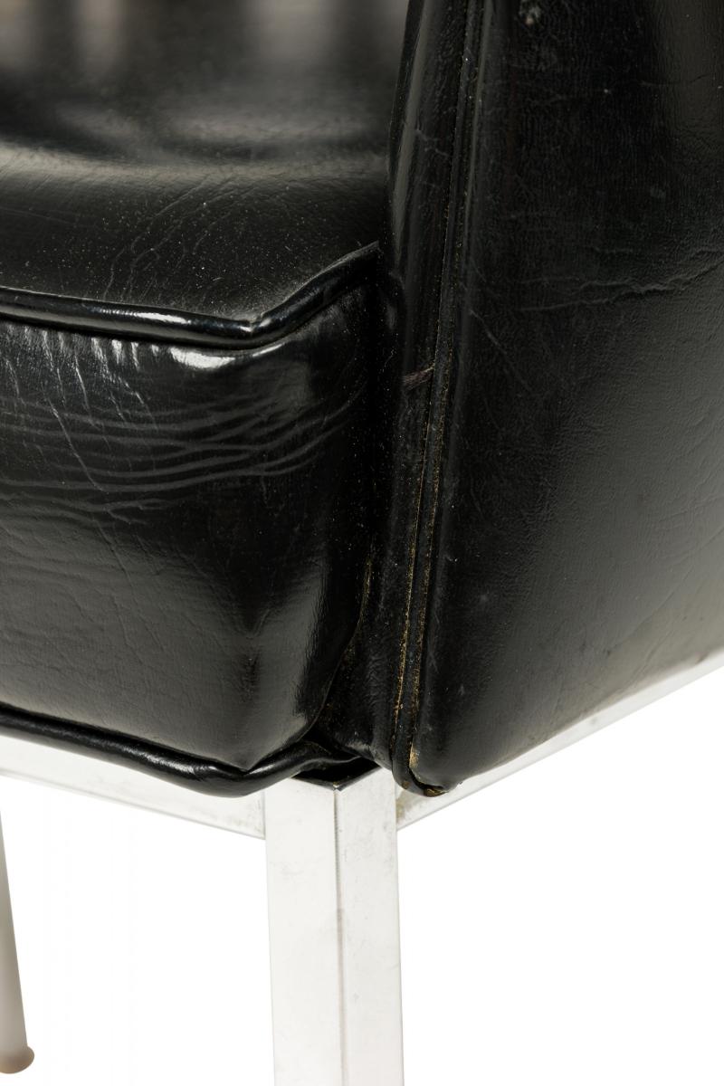 Set di 3 poltrone Carson Button Tufted in vinile nero e cromo in vendita 2