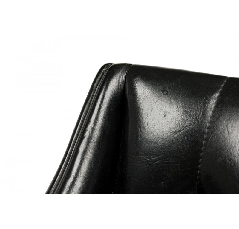 Realizzato con acquaforte Set di 3 poltrone Carson Button Tufted in vinile nero e cromo in vendita