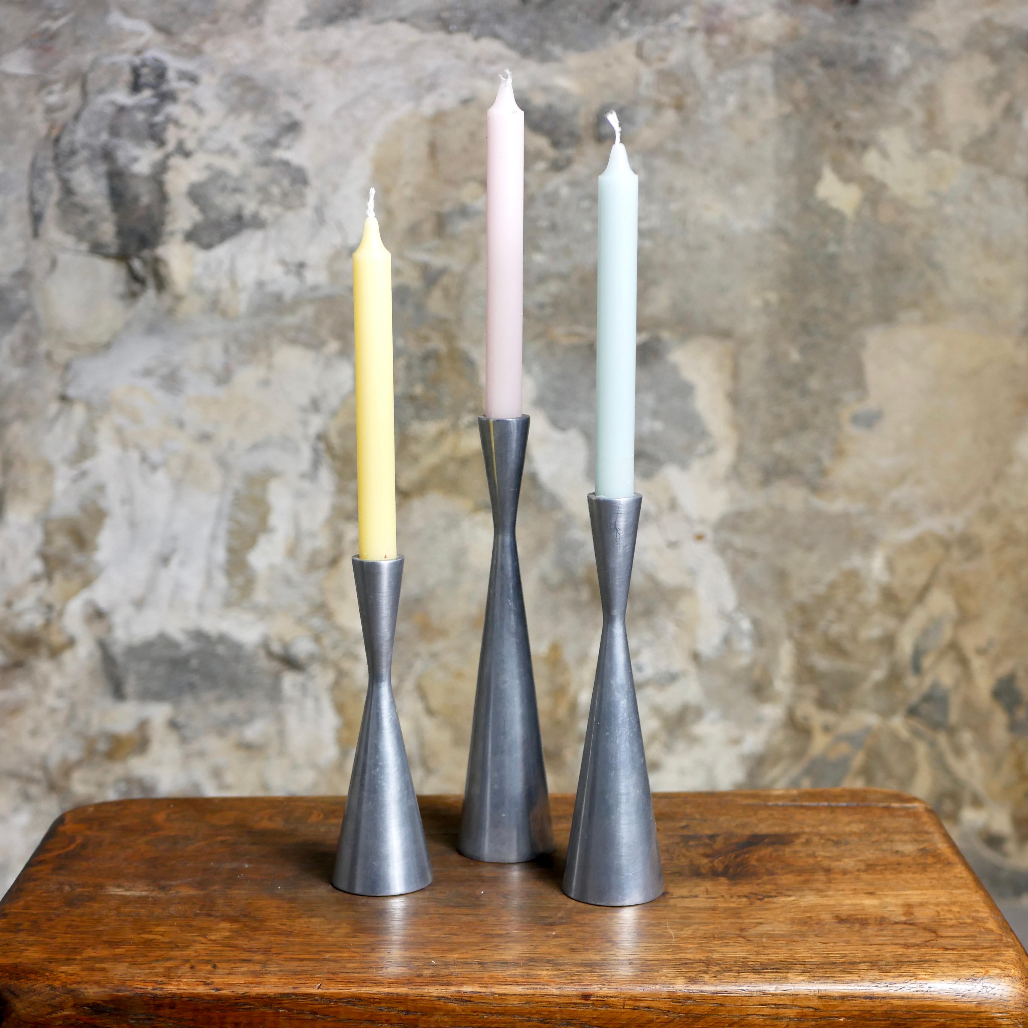 Beautiful set of 3 cast aluminum candlesticks designed by Erika Pekkari for Ikea in the 1990s.
Three different heights : H27, H23, H19
Good condition, few light traces.