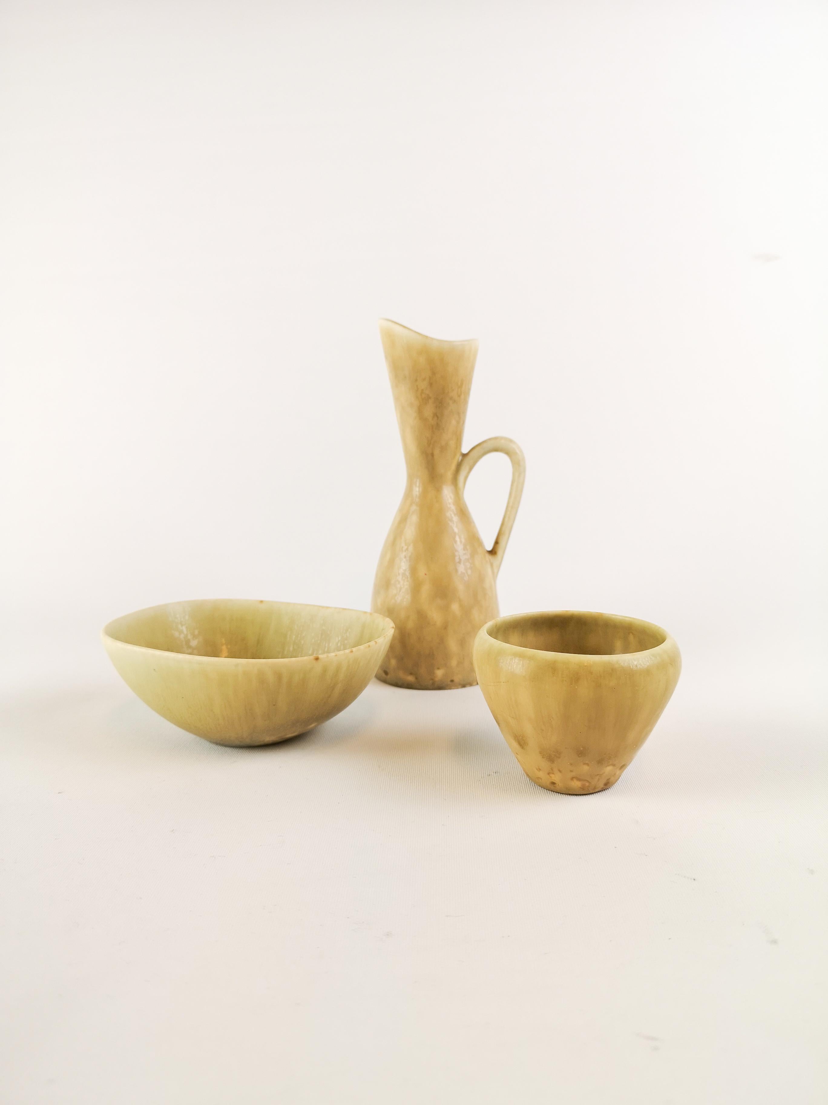 Very nice set of 2 small bowls and one small vase. Made in Sweden in the 1950s and designed by Stålhane. The famous factory Rörstrand was the manufacture. 

Good condition

Measures Bowls 12x10x4 cm and 7 x5,5 cm Vase H 17 cm D 7 cm