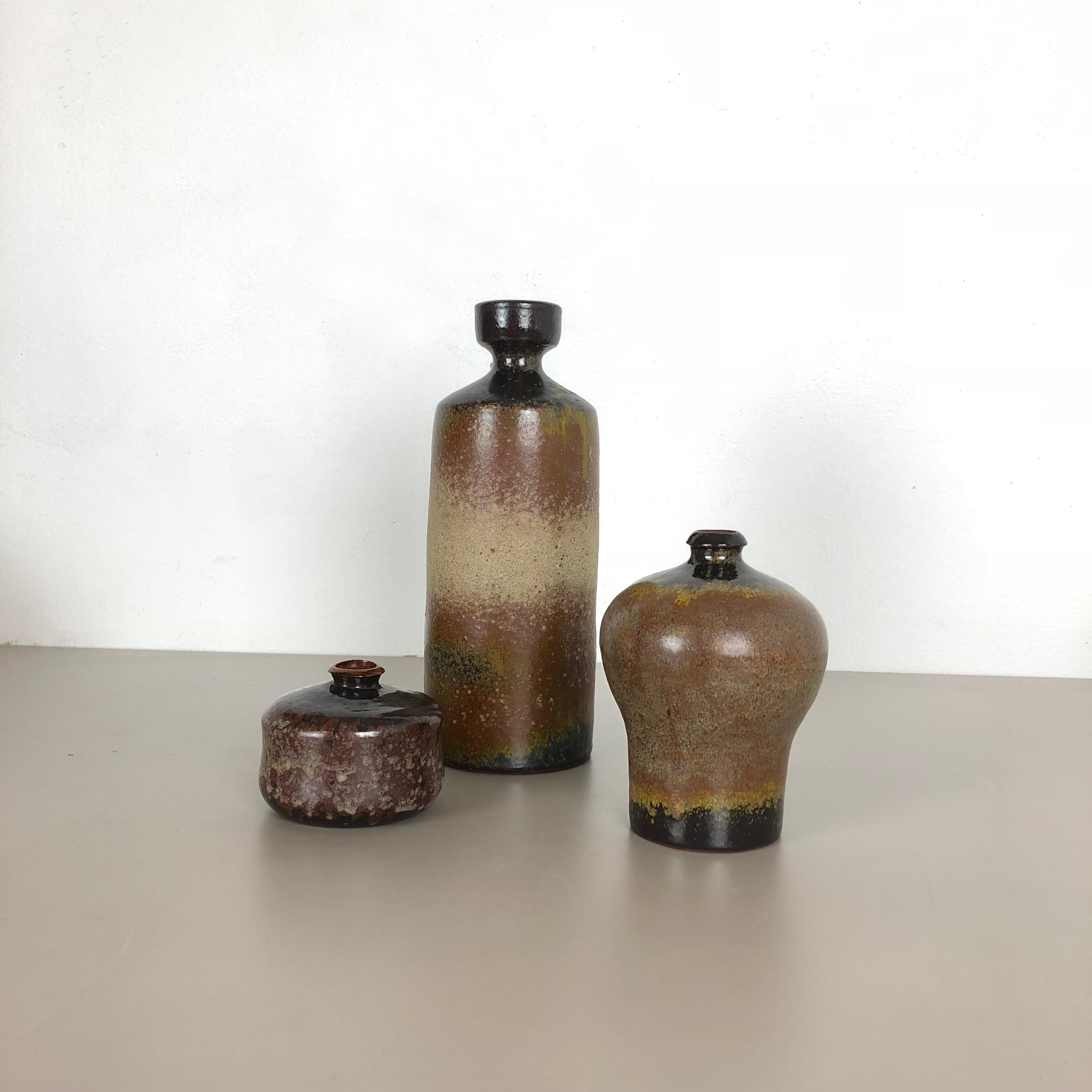Articolo:

Set di 3 vasi in ceramica


Produttore:

Studio Kubicek, Germania


Progettista:

Elmar e Elmar Kubicek



Decennio:

1970s



Set di 3 vasi originali vintage in studio Pottery, disegnati da Elke ed Elmar Kubicek e