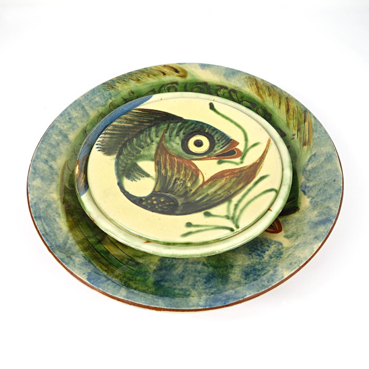 Set of 3 Ceramic Wall Plates with Fish Decor Signed by Spanish Maker Puigdemont In Good Condition For Sale In Doornspijk, NL