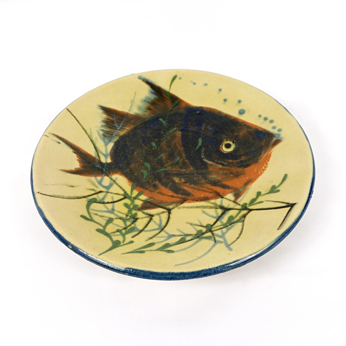20th Century Set of 3 Ceramic Wall Plates with Fish Decor Signed by Spanish Maker Puigdemont For Sale