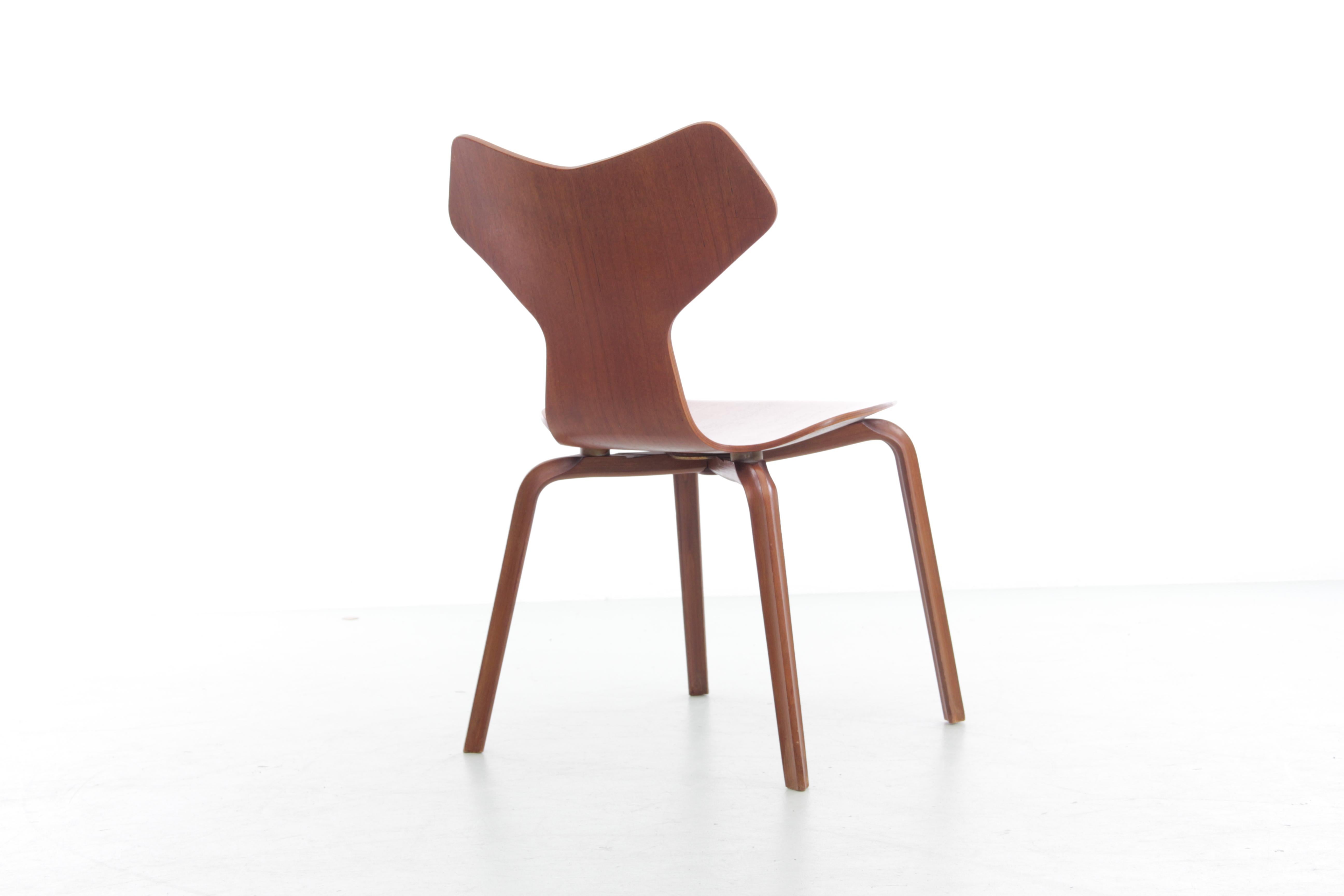 Satz von 3 Stühlen „grand prix“ von Arne Jacobsen aus Teakholz (Skandinavisch) im Angebot