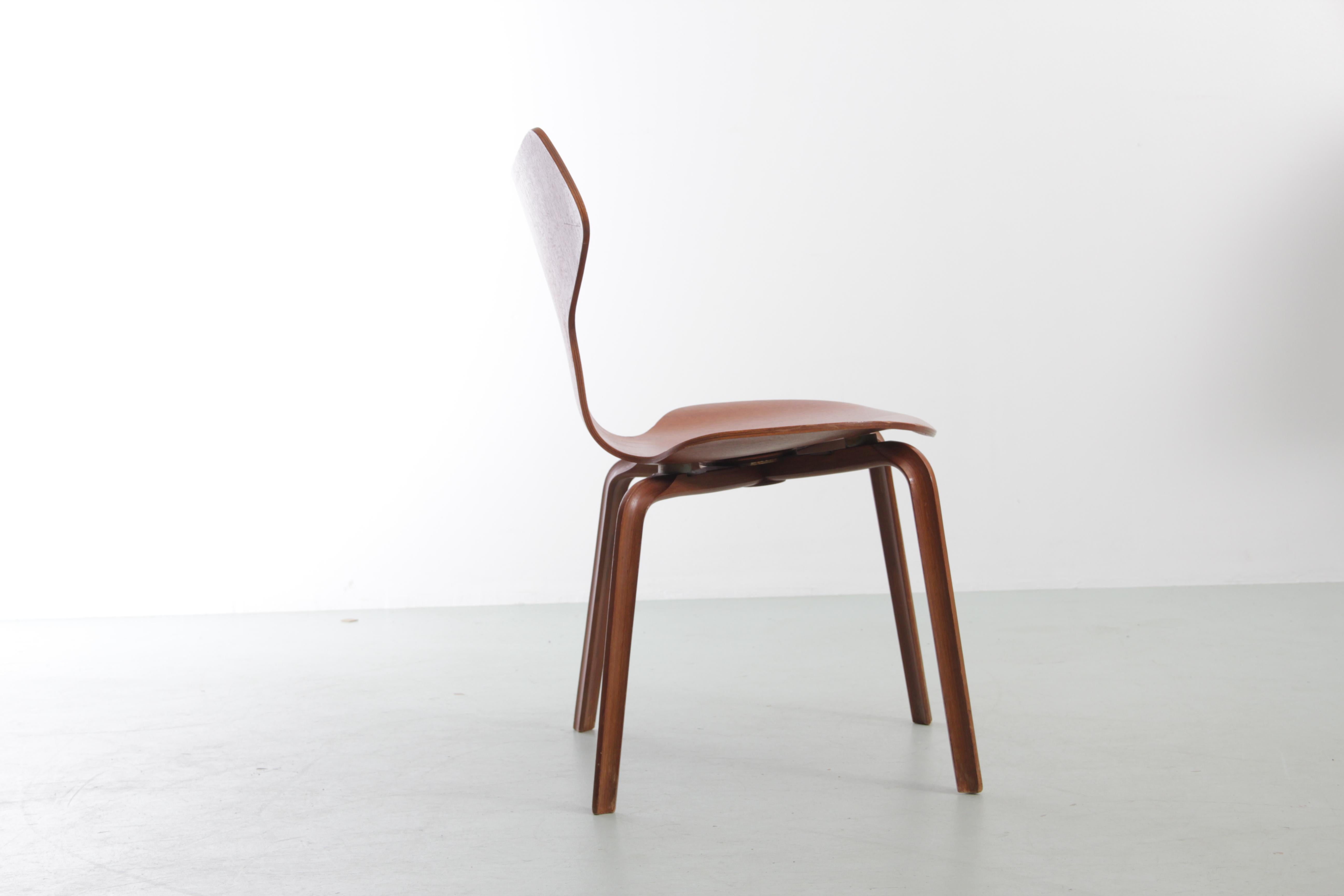 Satz von 3 Stühlen „grand prix“ von Arne Jacobsen aus Teakholz im Zustand „Gut“ im Angebot in Courbevoie, FR