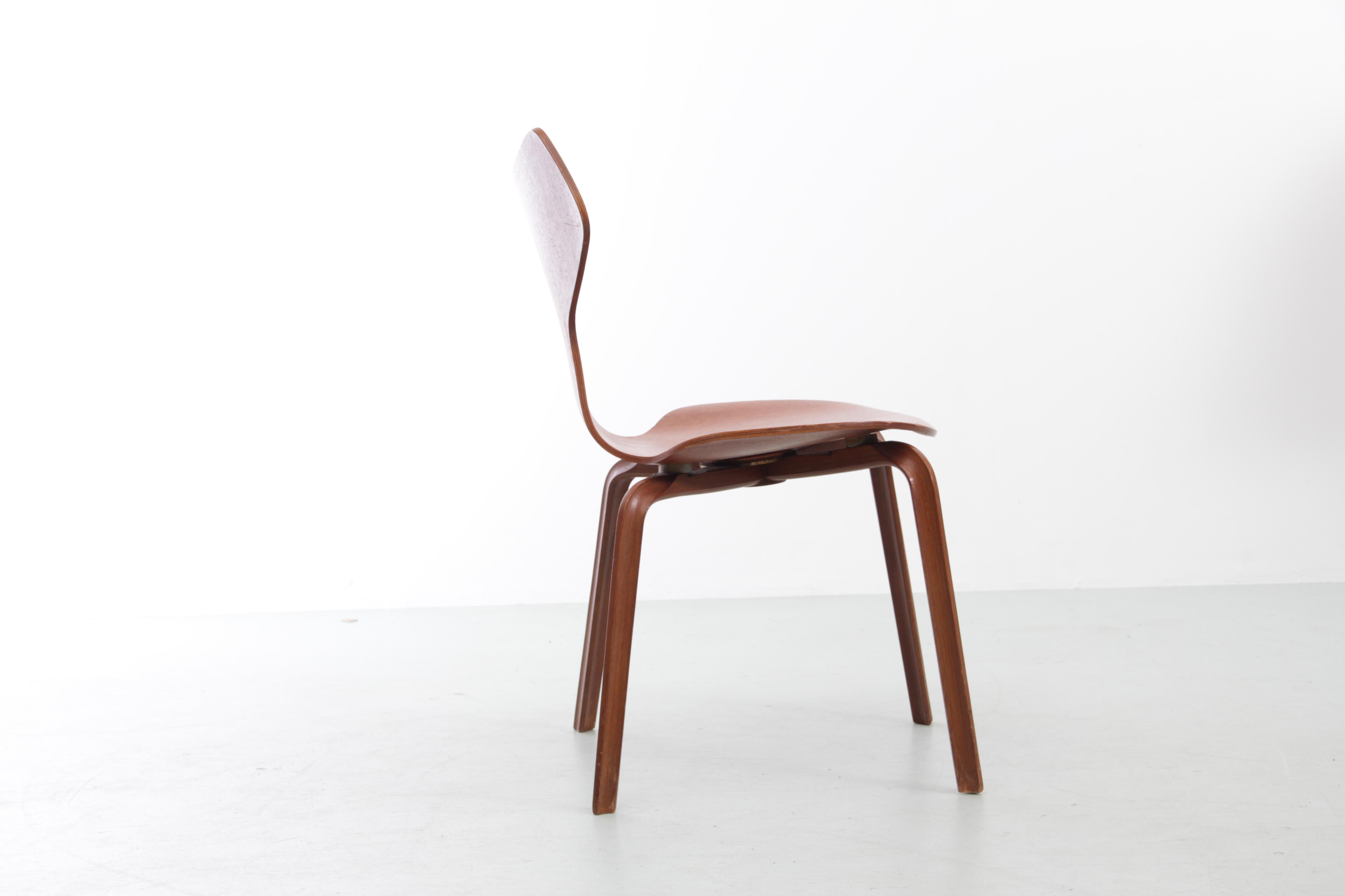 Satz von 3 Stühlen „grand prix“ von Arne Jacobsen aus Teakholz (Ende des 20. Jahrhunderts) im Angebot