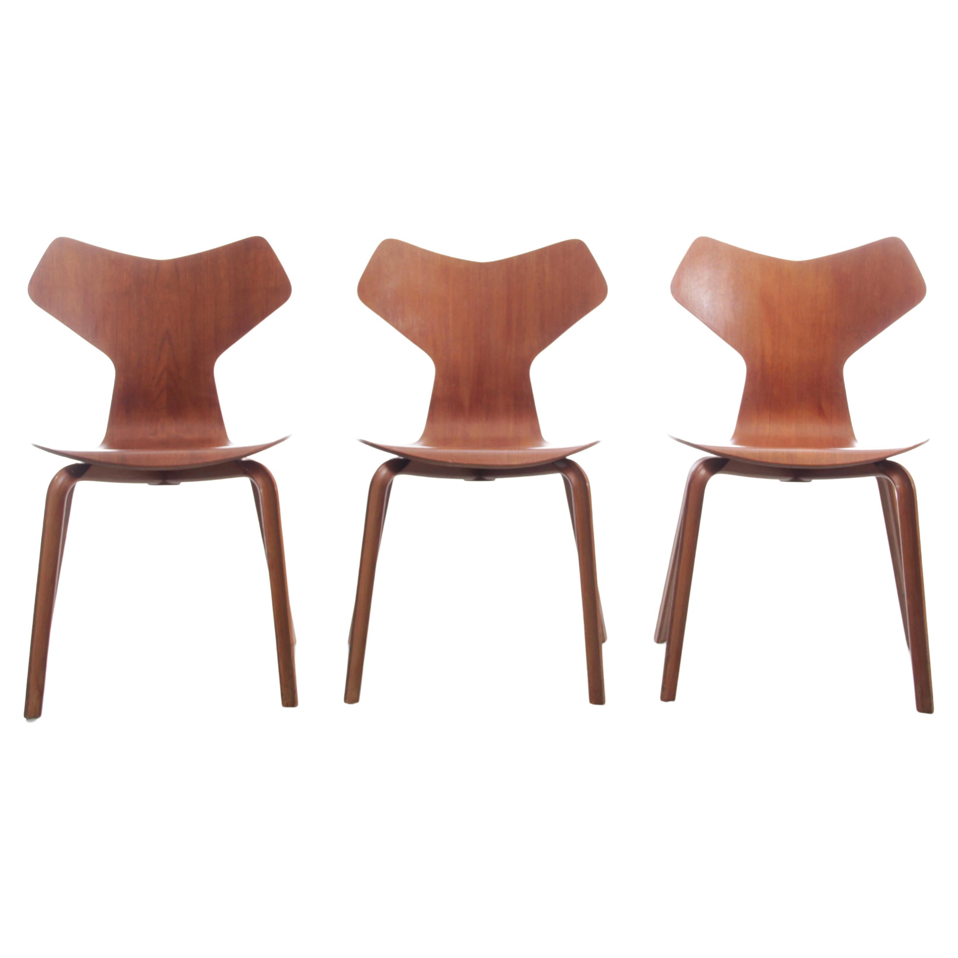 Satz von 3 Stühlen „grand prix“ von Arne Jacobsen aus Teakholz im Angebot