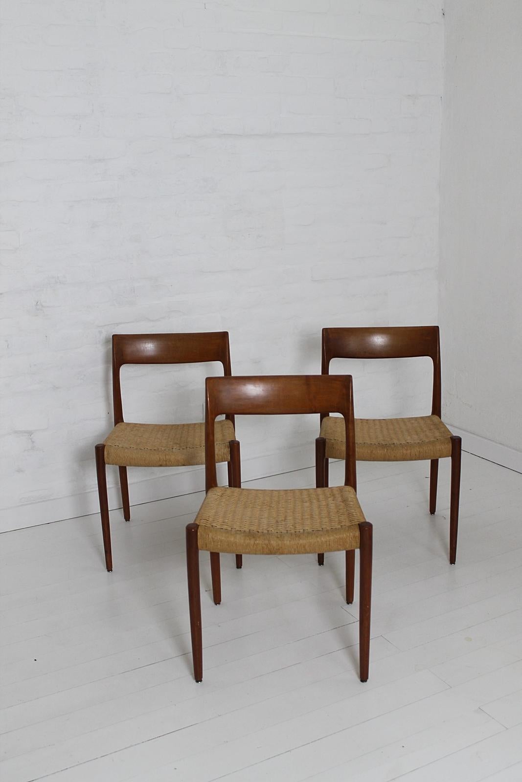 This beautiful set of vintage dining chairs designed by Niels O. Møller was manufactured by J. l. Møller in Denmark. The set features 3 chairs of massive teak wood and paper cord seats,
model 77, a Classic side chair model.
The chairs are in good