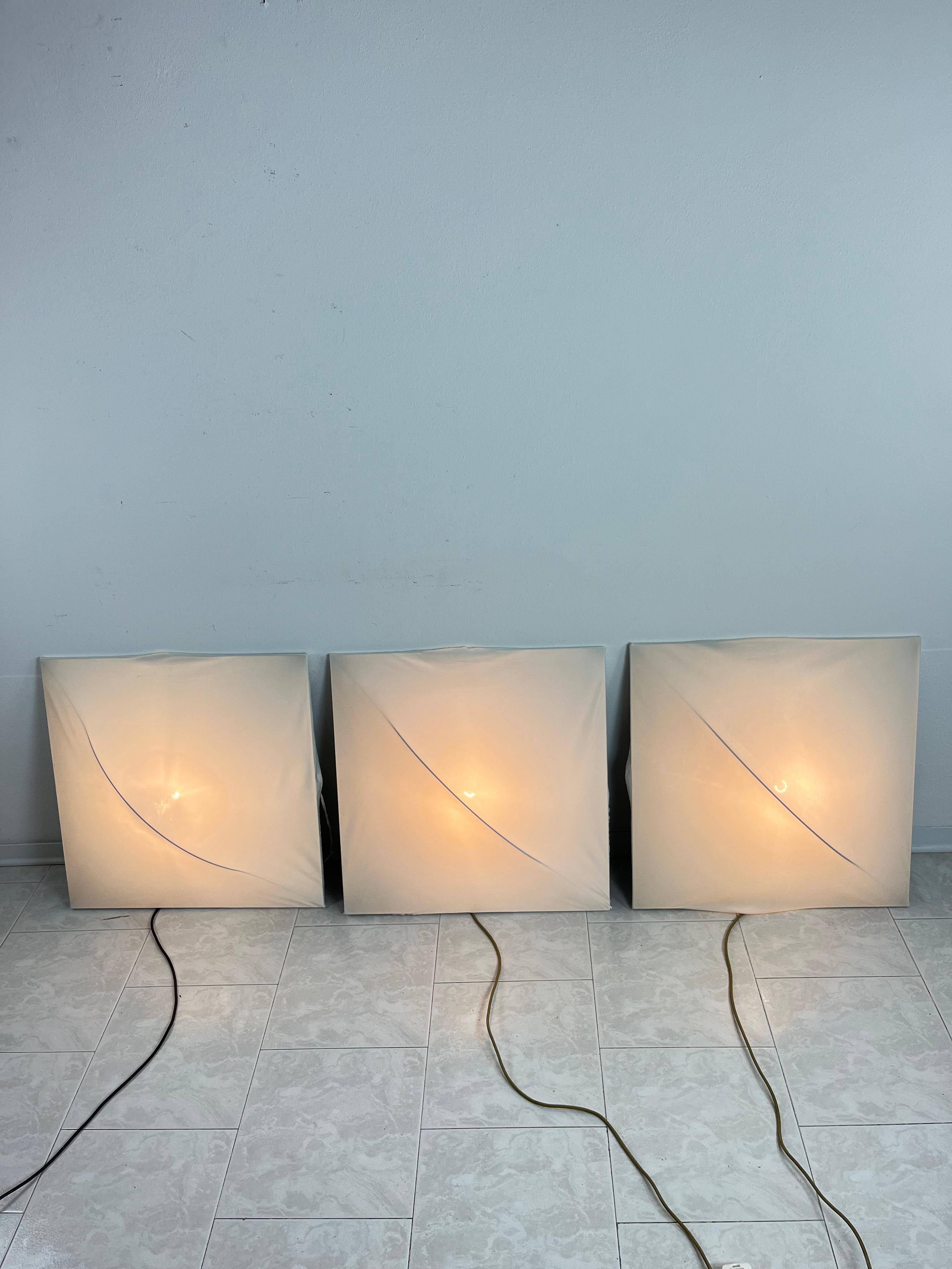 Set of 3 chandeliers
 Saori wall lamps by Kazuhide Takahama for Sirrah, 1970s
Metal structure and fabric covering. One of the covers has small holes.
Good general condition.

We guarantee adequate packaging and will ship via DHL, insuring the
