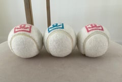 Lot de 3 balles de tennis Chanel au logo CC, jamais utilisées, collection Karl Lagerfeld printemps-été 2008