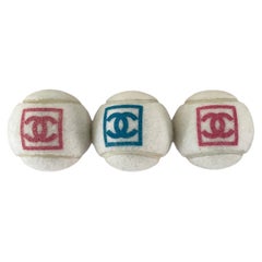 Lot de 3 balles de tennis Chanel au logo CC, jamais utilisées, collection Karl Lagerfeld printemps-été 2008