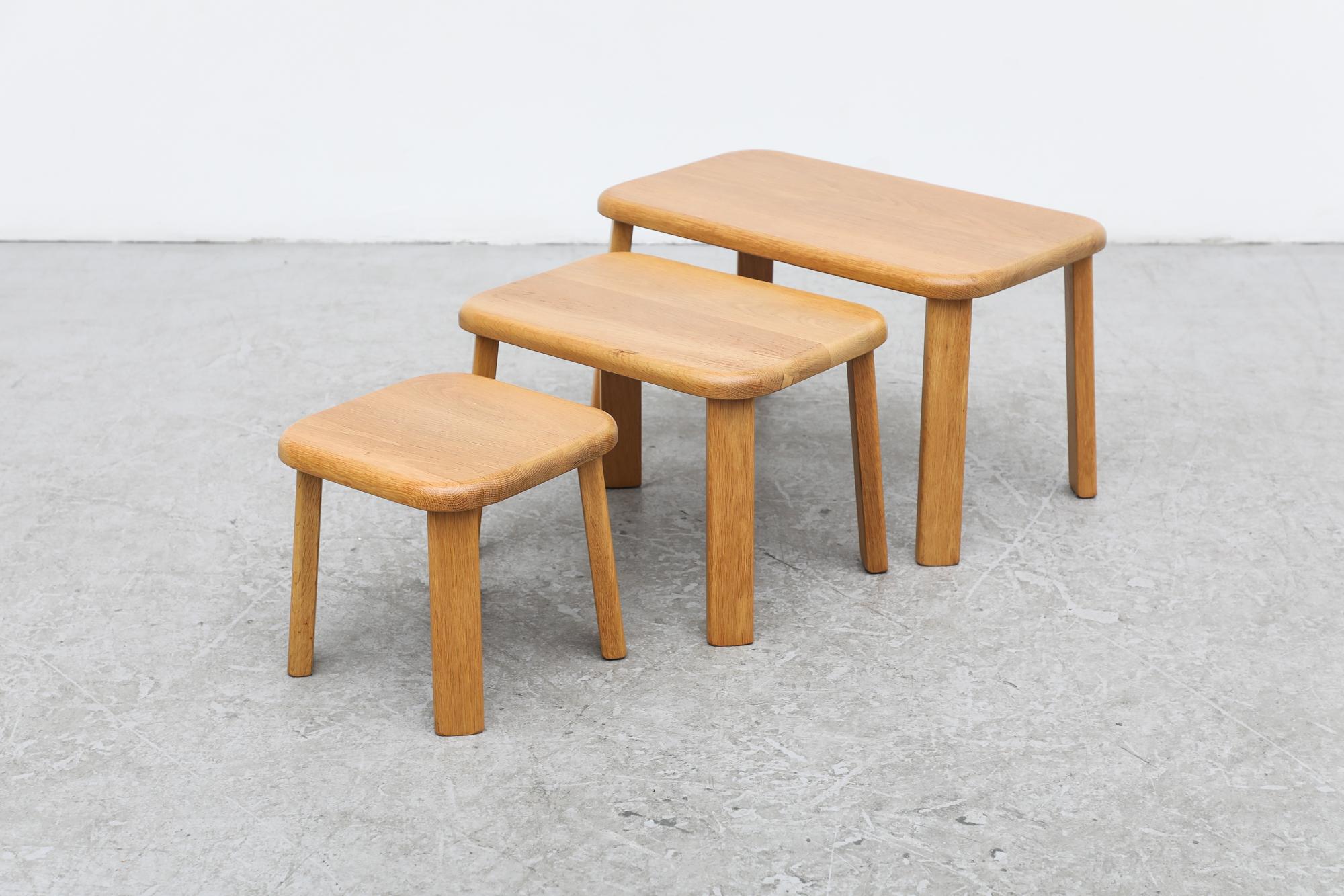 Set of 3 Charlotte Perriand Inspired Natural Oak Nesting Tables w/ Rounded Edges In Good Condition For Sale In Los Angeles, CA