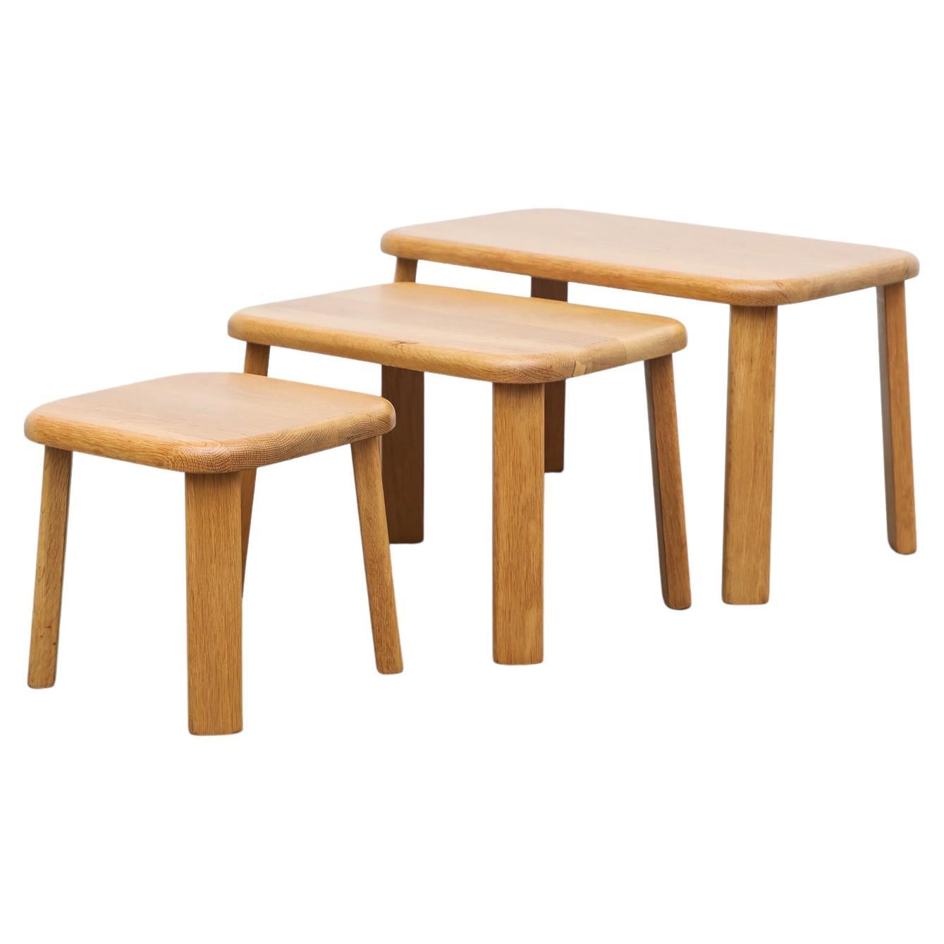 Ensemble de 3 tables gigognes d'inspiration Charlotte Perriand en chêne naturel avec bords arrondis