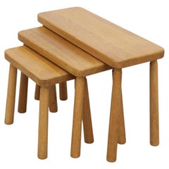 Satz von 3 Charlotte Perriand Style Skinny Oak Nesting Tables mit abgerundeten Kanten