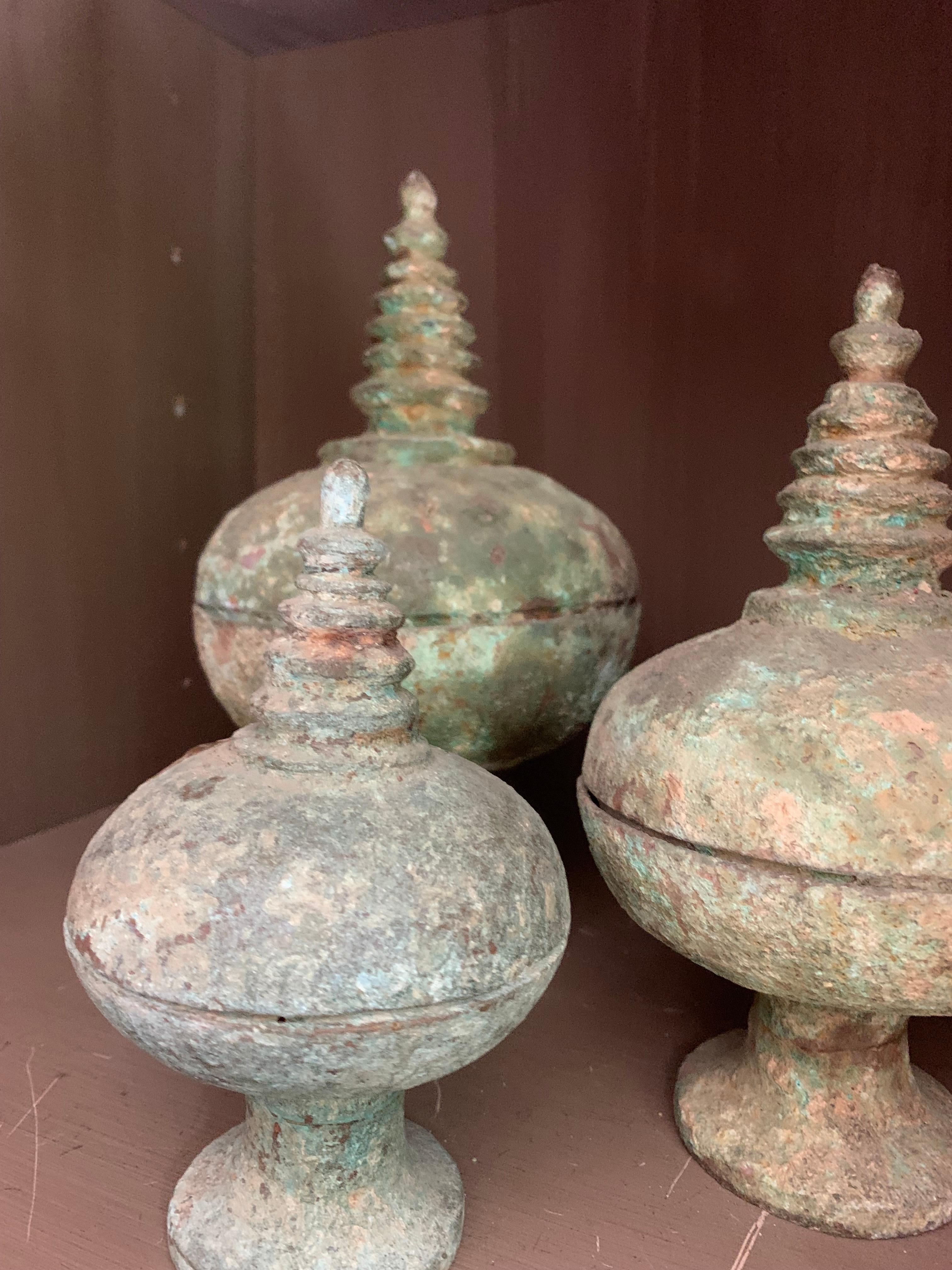 Un ensemble de 3 coupes rituelles chinoises en bronze avec couvercle en forme de pagode. En style archaïque, probablement du 18e ou 19e siècle. Belle patine, pas de fissures.