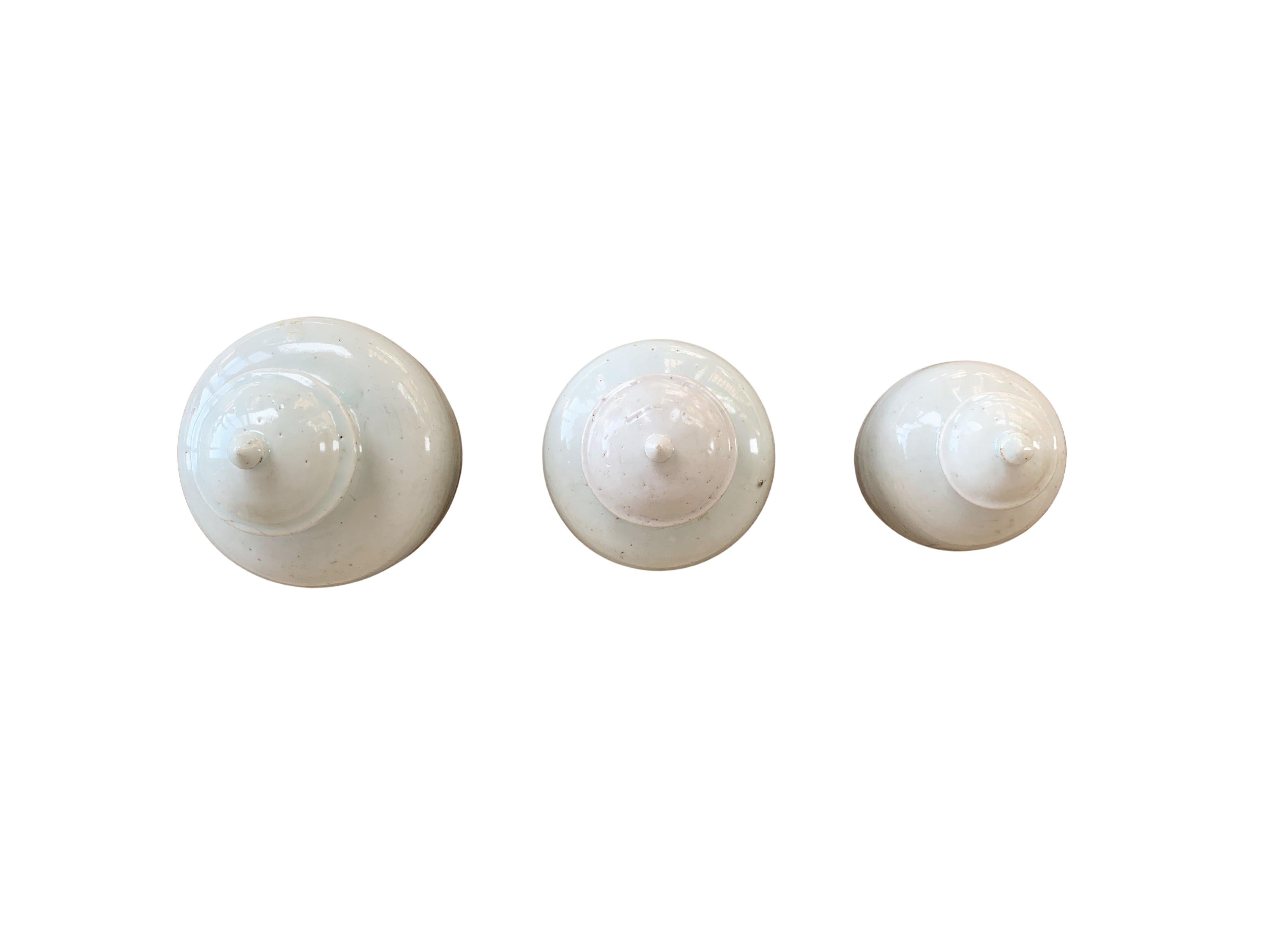 Set von 3 chinesischen Off-White-Keramik- Ingwergläsern (Glasiert) im Angebot