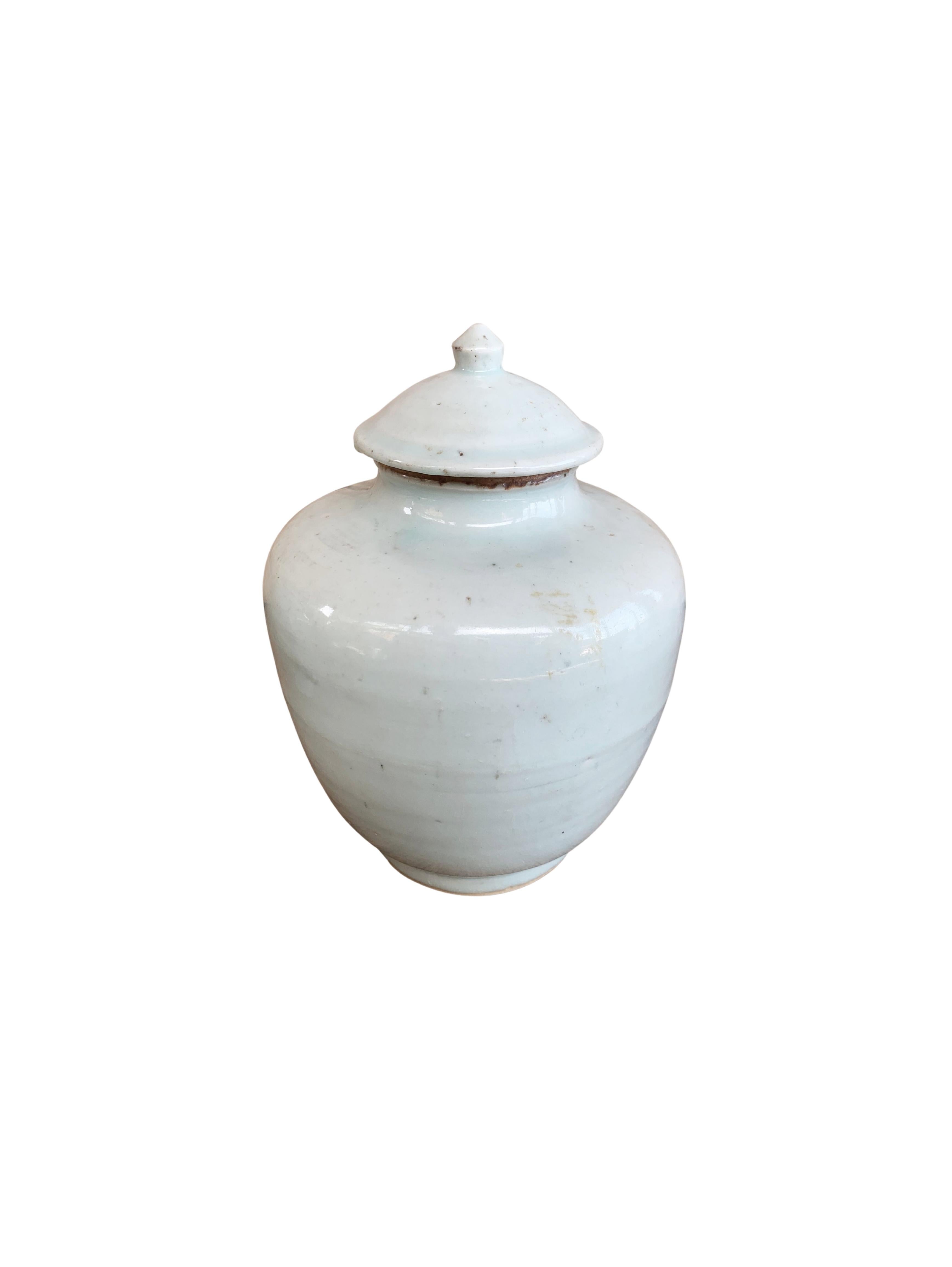 Set of 3 Chinese Off-White Ceramic Ginger Jars In Good Condition For Sale In Jimbaran, Bali