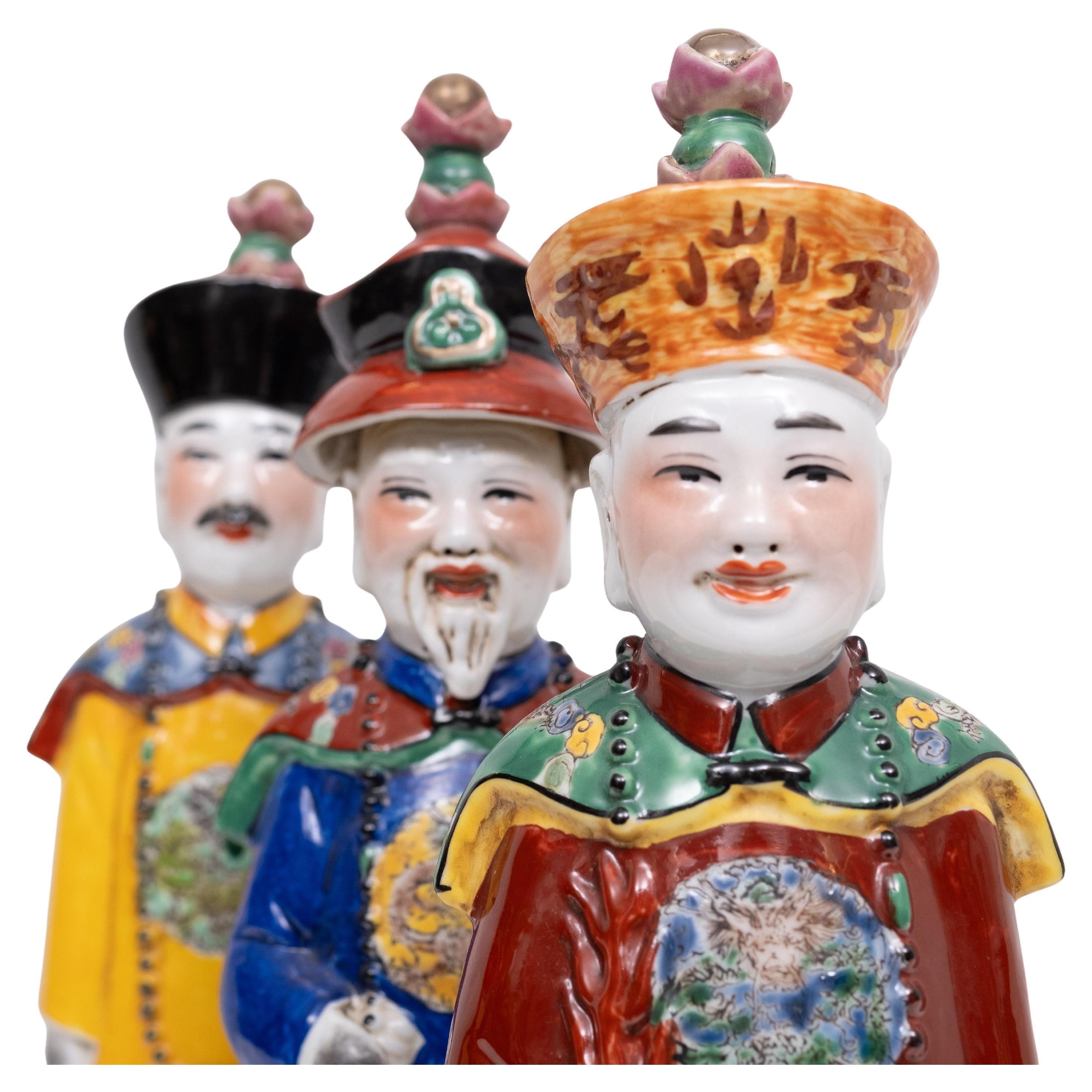 Migliora la tua collezione con queste squisite statuette di porcellana cinese.  ispirato all'illustre dinastia Qing. Realizzata in uno splendido stile wucai, la statuetta raffigura un distinto imperatore, un regale reale o un maestoso monarca