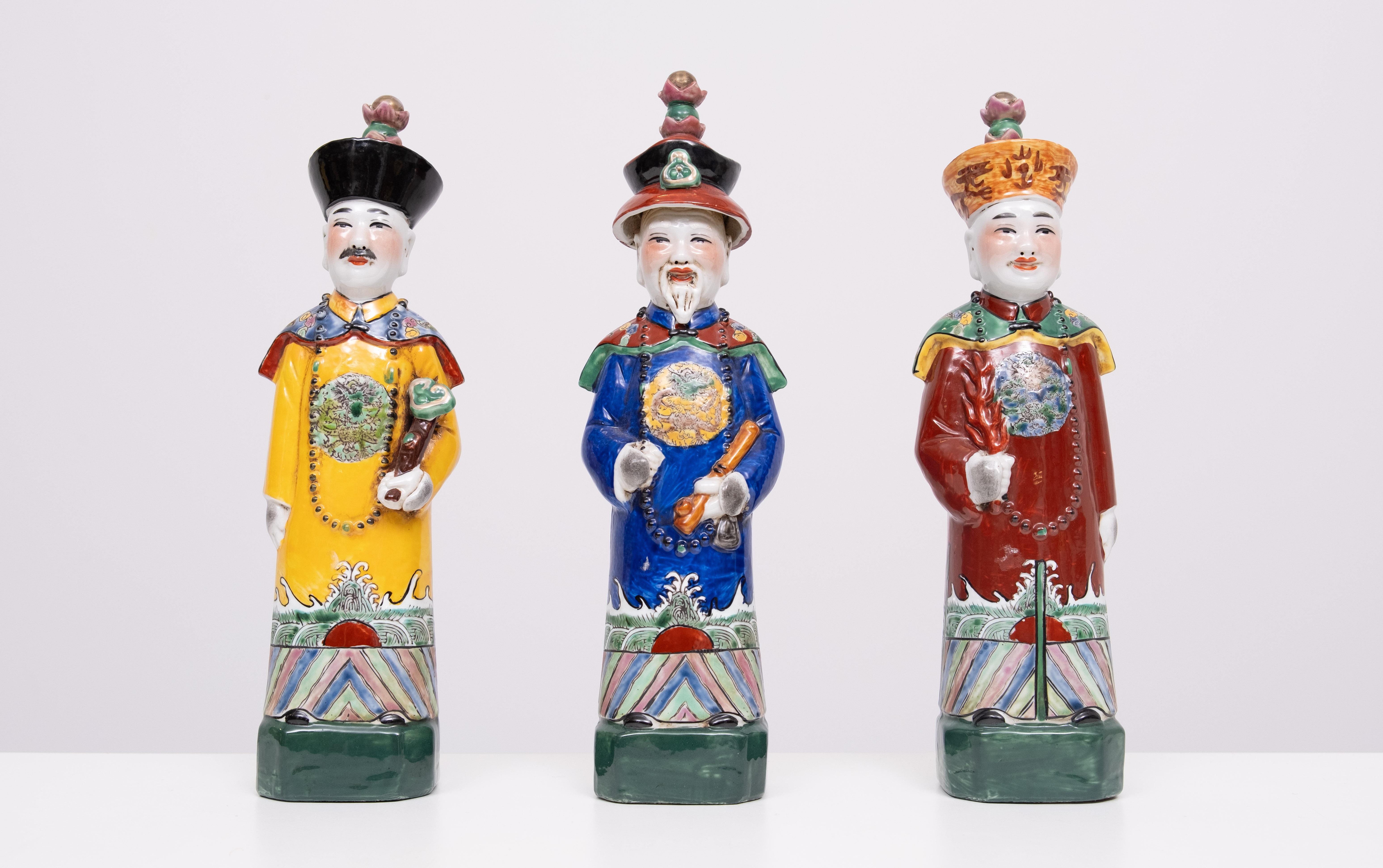 Cinese set di 3  Figurine decorative dell'imperatore Qing in porcellana cinese in vendita