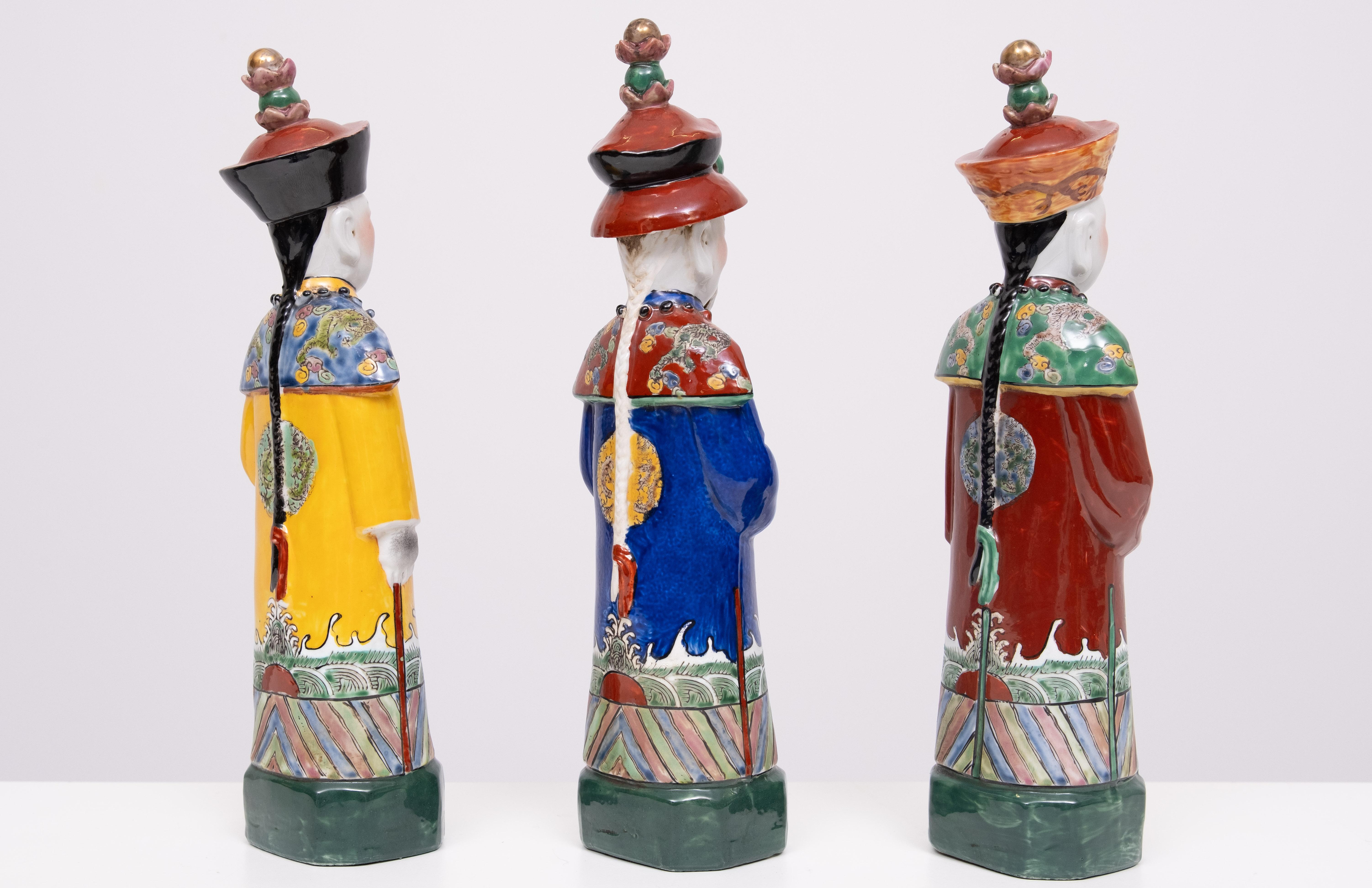 XX secolo set di 3  Figurine decorative dell'imperatore Qing in porcellana cinese in vendita