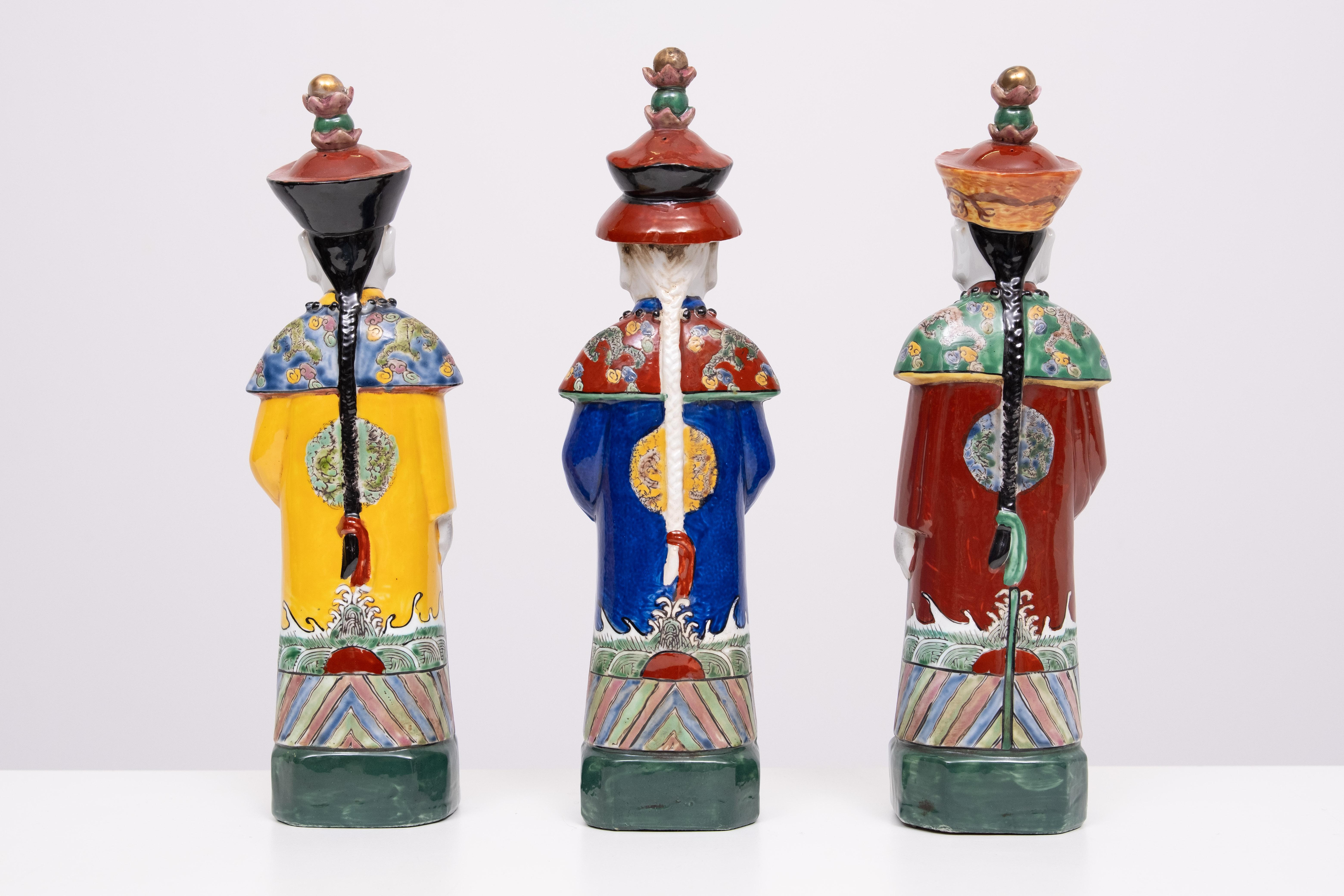 Porcellana set di 3  Figurine decorative dell'imperatore Qing in porcellana cinese in vendita