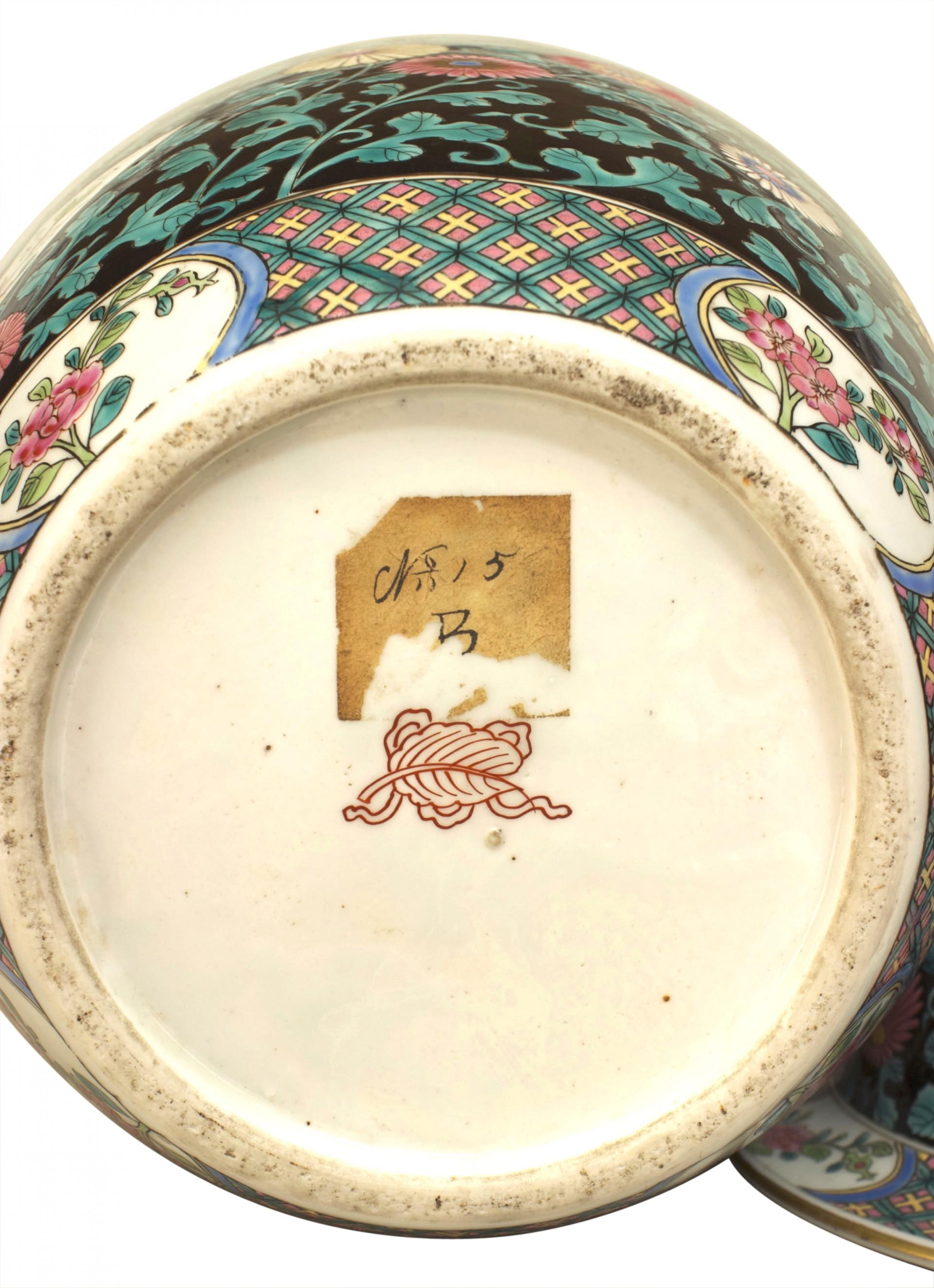 SET di 3 vasi da tempio asiatici in stile cinese in bianco e nero con coperchi con decorazioni floreali verdi e rosa (19/20° sec.) *Uno con una crepa al limite della capigliatura. (PREZZO COME SET) (coppia di vasi abbinati: HRC014)