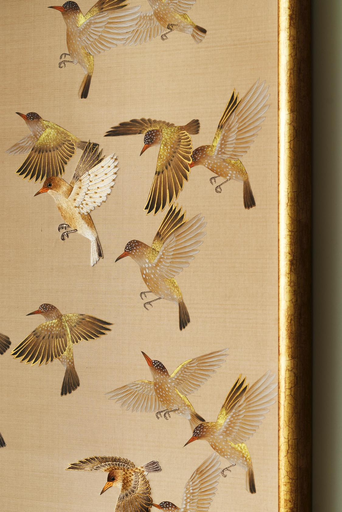 Un ensemble de trois élégantes peintures sur soie de la maison suédoise Eleg, créatrice de revêtements muraux de luxe sur mesure.

Intitulée L'étourneau dans son manteau d'hiver, chaque pièce est peinte à la main à l'aquarelle sur dupioni de soie et